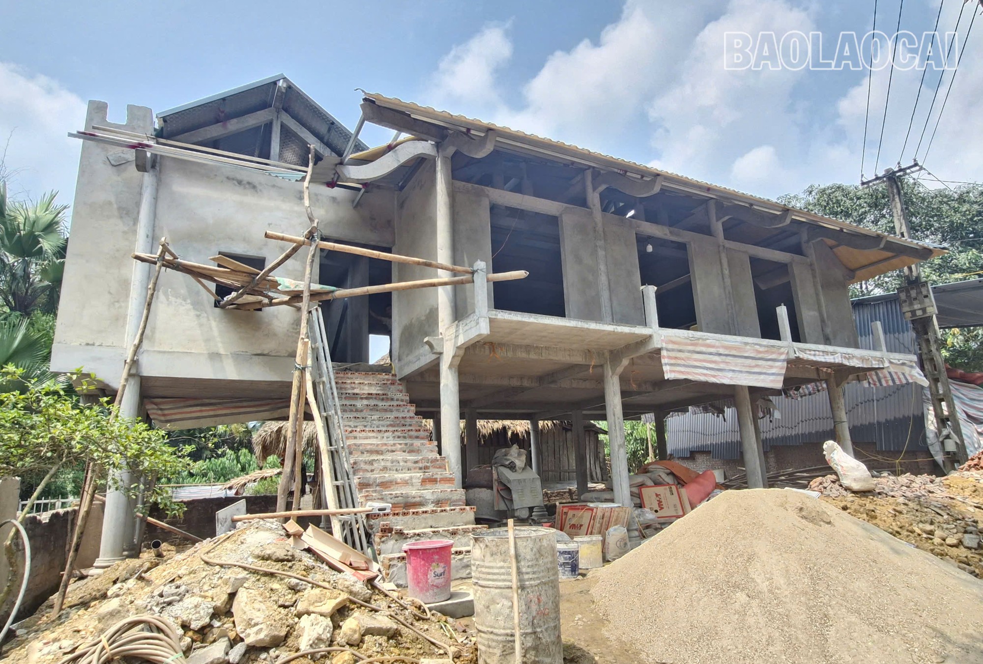 Những năm gần đây, nhiều hộ dân ở xã Nghĩa Đô đã xây dựng nhà sàn bê tông kiên cố. ns1-6.jpg