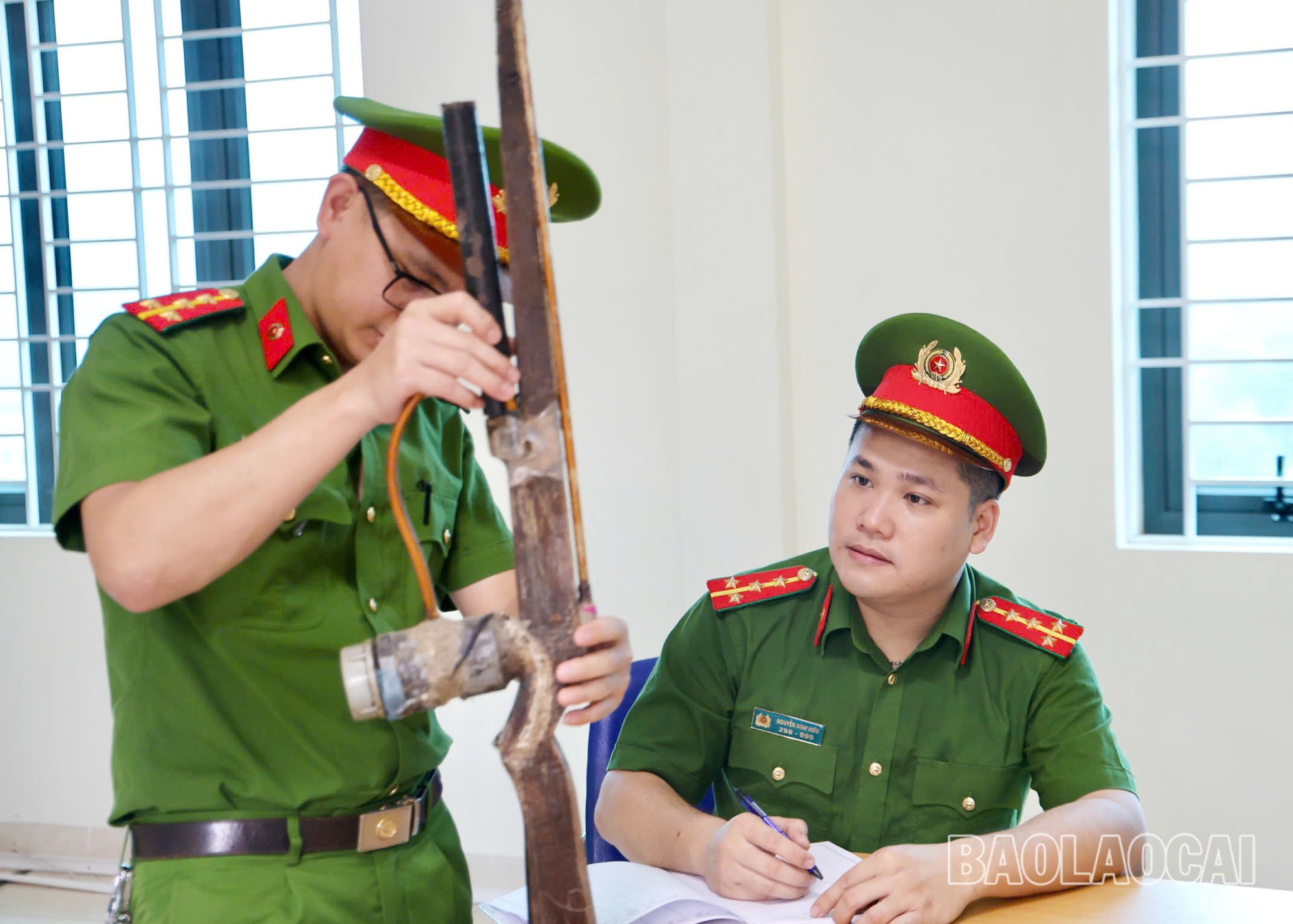 Công an xã Văn Bàn đã vận động người dân tự nguyện giao nộp 43 khẩu súng các loại. a1dt.jpg
