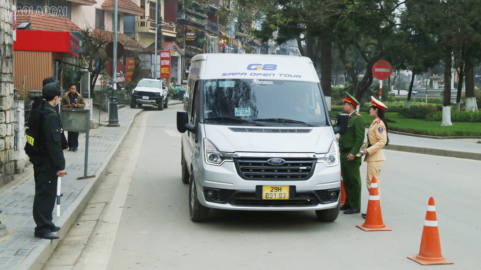 Lực lượng cảnh sát giao thông - trật tự, Công an thị xã Sa Pa kiểm tra điều kiện hoạt động của phương tiện vận tải hành khách. a1-4-4767.jpg