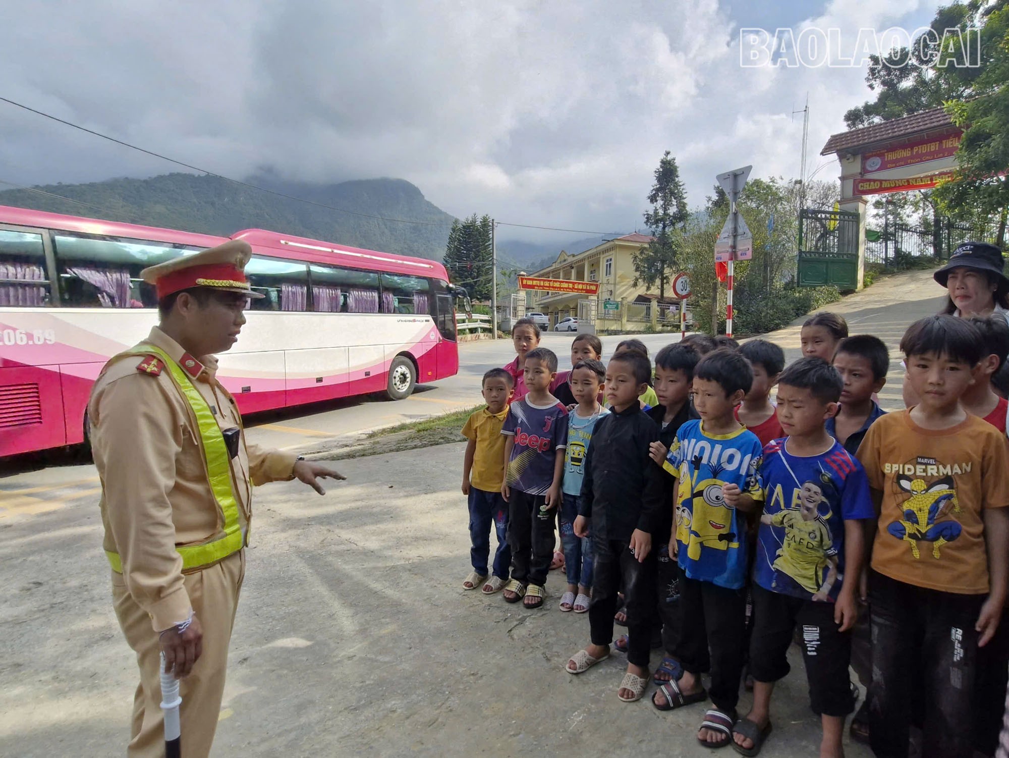 Lực lượng công an tuyên truyền, hướng dẫn kỹ năng tham gia giao thông an toàn cho học sinh Trường PTDTBT Tiểu học Trung Chải. d1-3.jpg