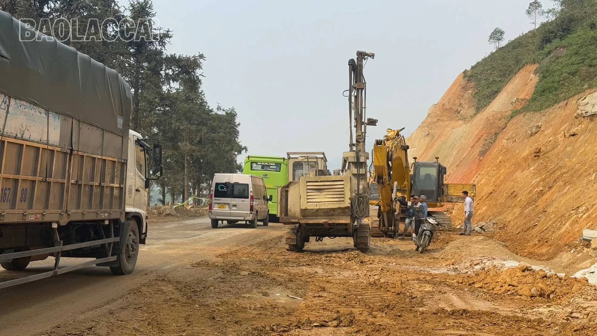 Nền đường Tỉnh lộ 155 sau khi được mở rộng.