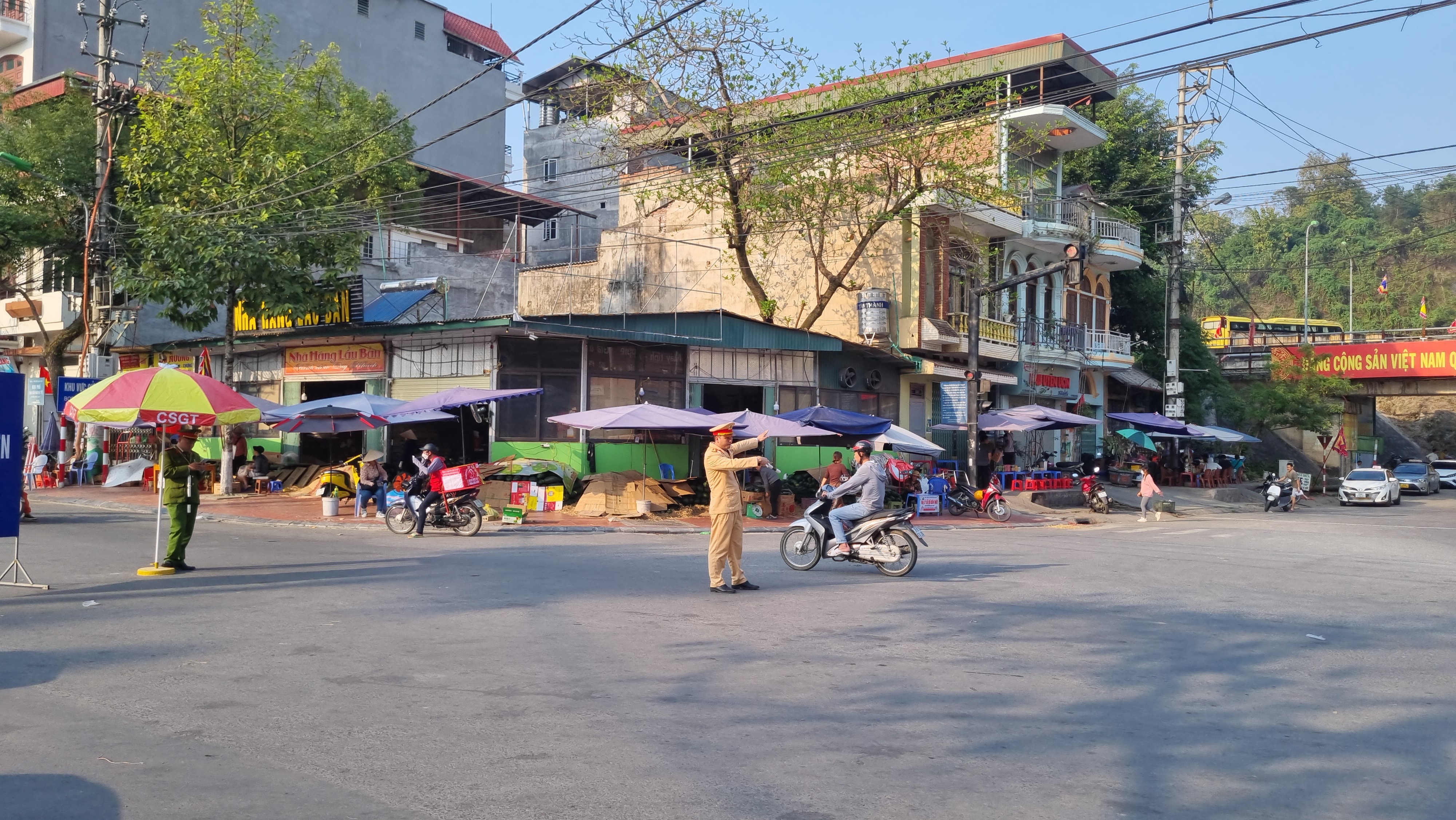 Bên cạnh việc tuần tra, kiểm soát và xử lý vi phạm, lực lượng cảnh sát giao thông trong tỉnh còn điều tiết, hướng dẫn giao thông tránh ùn tắc. 20240222-160855.jpg