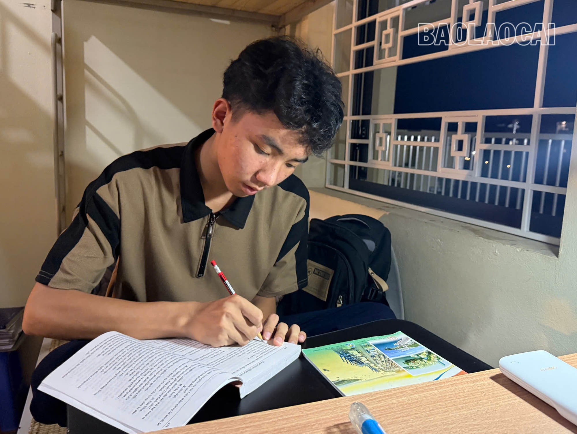 Các sĩ tử Trường THPT Dân tộc nội trú tỉnh tranh thủ xem lại bài trước 1 ngày thi. a8.jpg