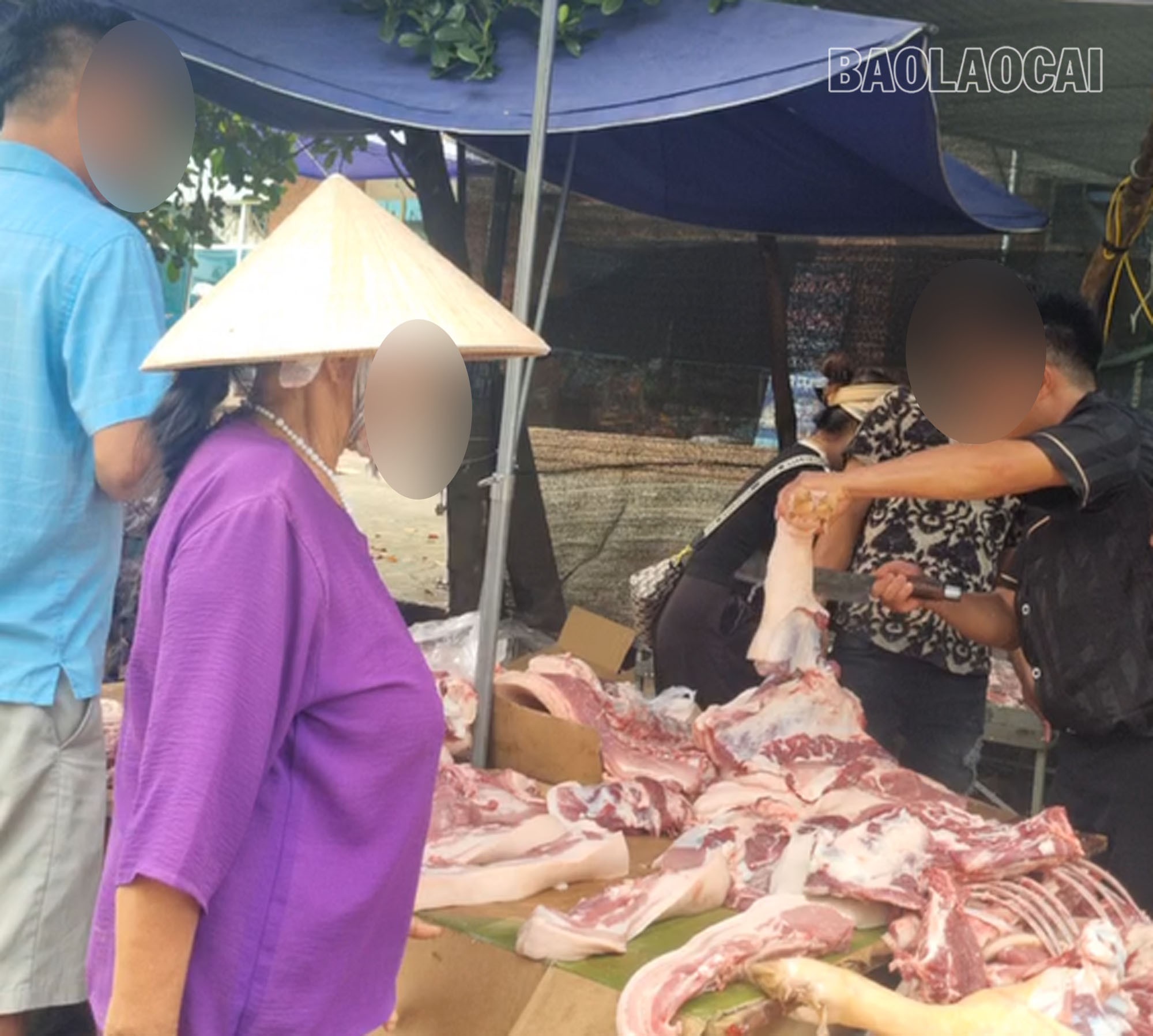 Một số người tiêu dùng tìm mua thịt lợn giá rẻ bán ngoài chợ Pom Hán. tl1-7.jpg