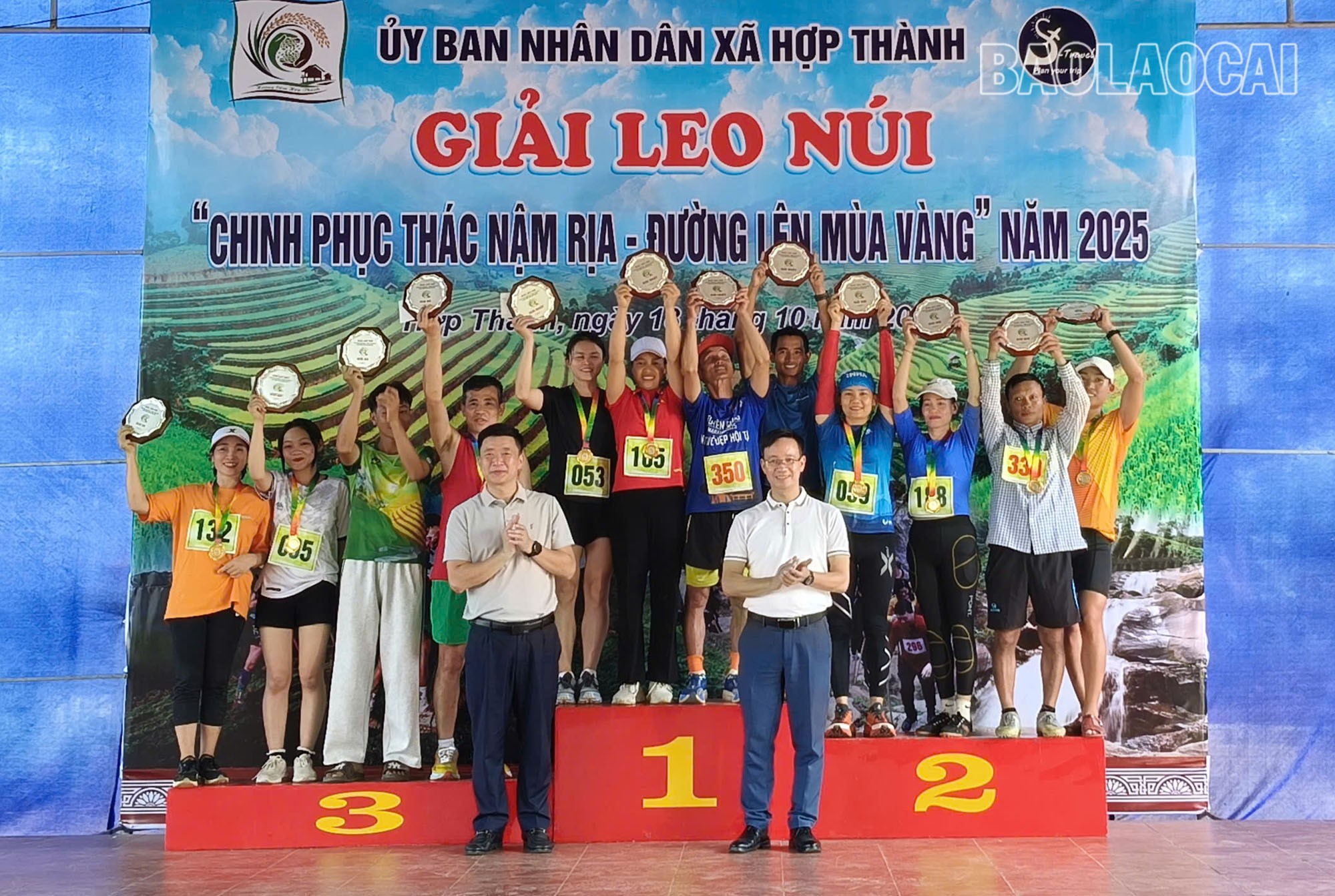 Trao Kỷ niệm chương cho các vận động viên tham dự giải. c3.jpg