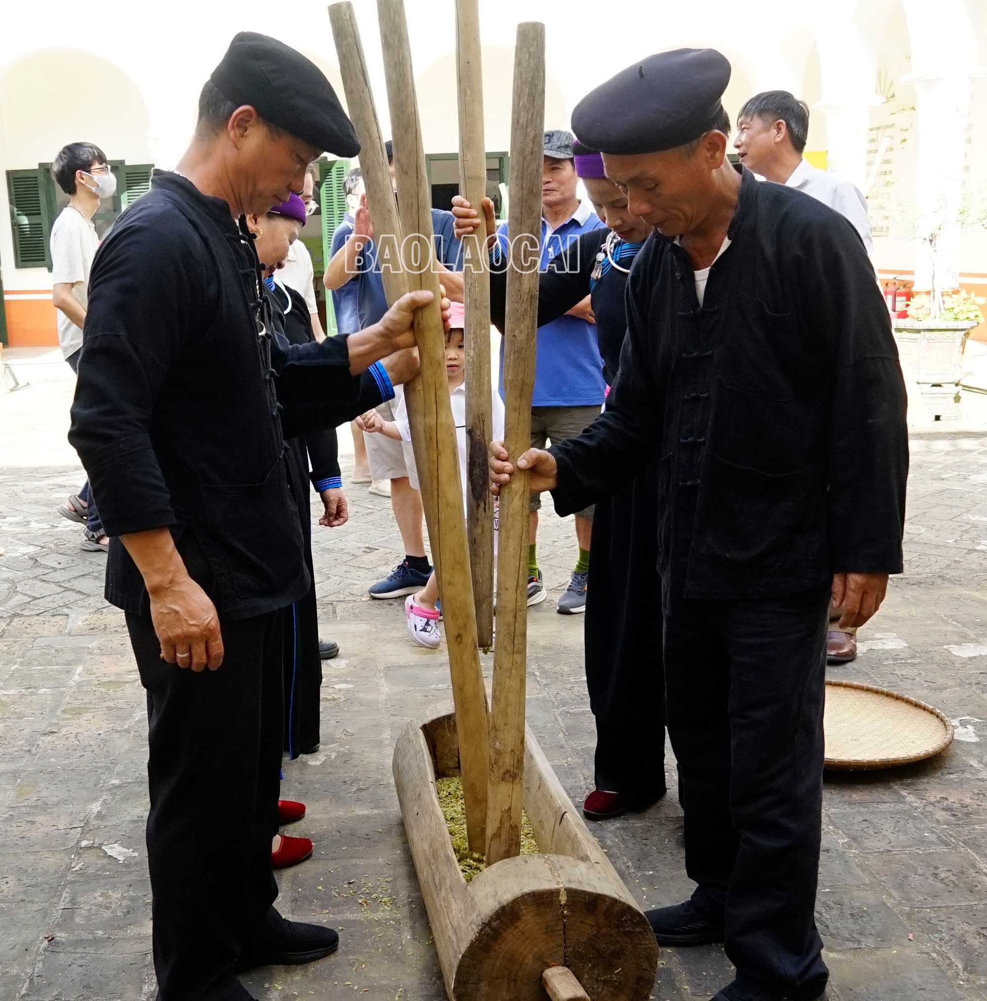 Trong khuôn khổ Festival “Nghiêng say mùa Thu” 2025, hoạt động làm cốm tại Dinh thự Hoàng A Tưởng được tái hiện. Đây là cơ hội để mọi người không chỉ được thưởng thức mà còn được trực tiếp tham gia vào quy trình làm ra những hạt cốm dẻo thơm. Cốm Na Lo đã trở thành cầu nối, giúp du khách và người dân bản địa xích lại gần nhau hơn, cùng chia sẻ những câu chuyện về nghề truyền thống, về văn hóa và cuộc sống. com-1-3.jpg