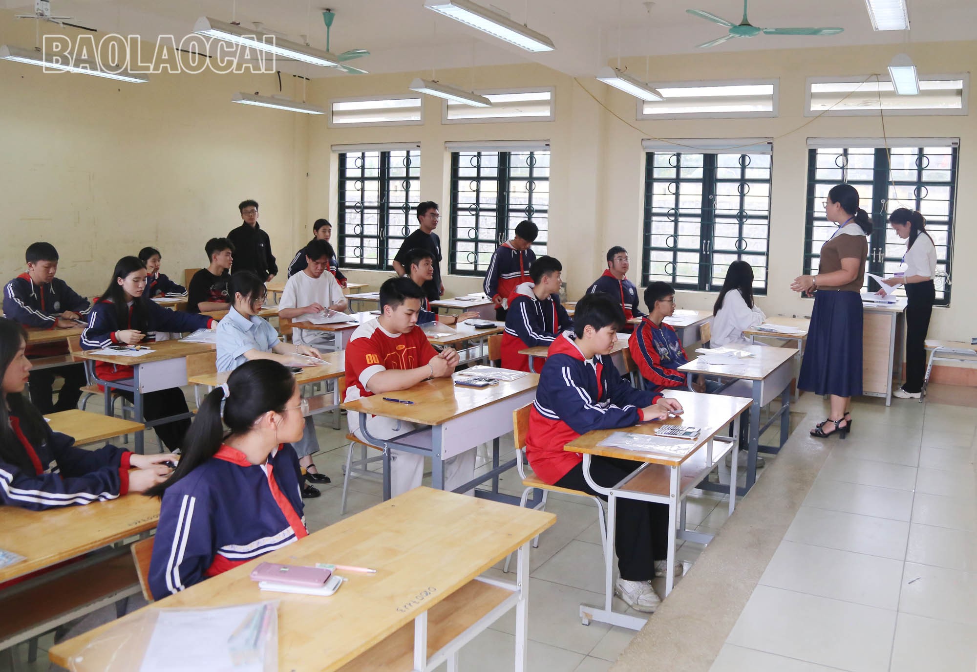 Sự tận tâm, chuyên nghiệp của lực lượng công an, bảo vệ đã góp phần quan trọng vào thành công của kỳ thi tốt nghiệp THPT 2025, tạo điều kiện tốt nhất cho các thí sinh hoàn thành bài thi của mình. a-6.jpg