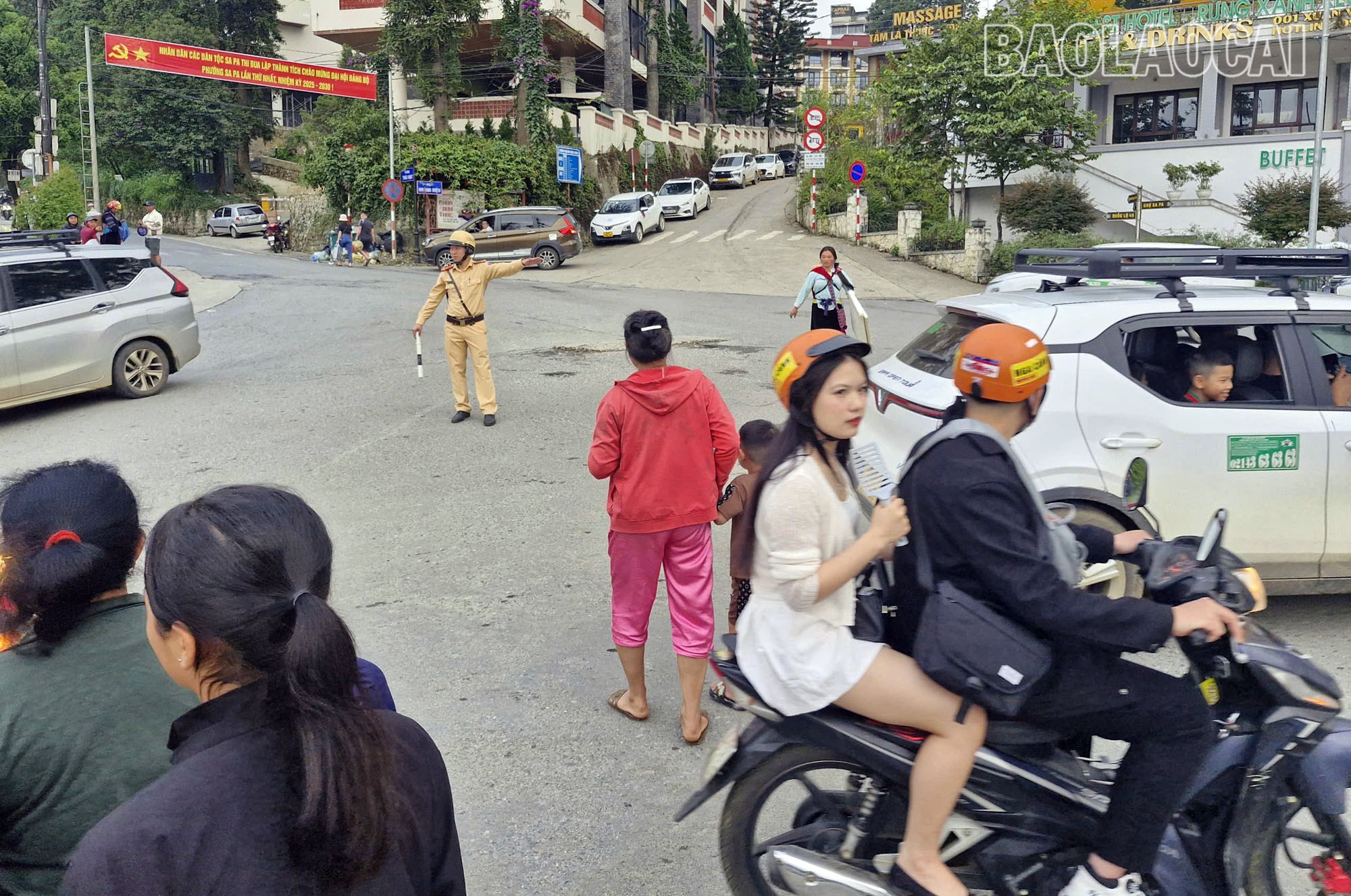 Lực lượng cảnh sát giao thông phân luồng, điều tiết giao thông tại phường Sa Pa. sp1-11.jpg