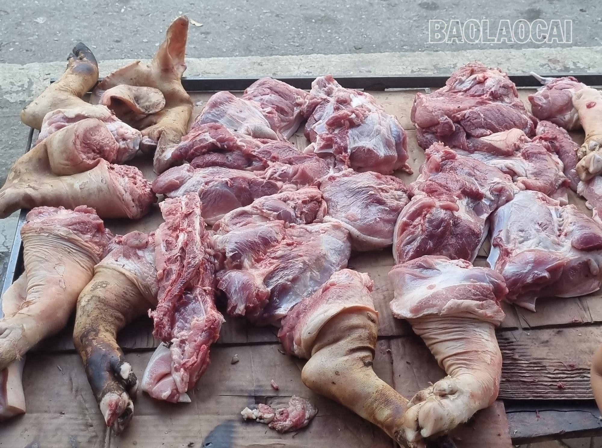 Thịt lợn giá rất rẻ được bày bán ở ven chợ Pom Hán. a4.jpg