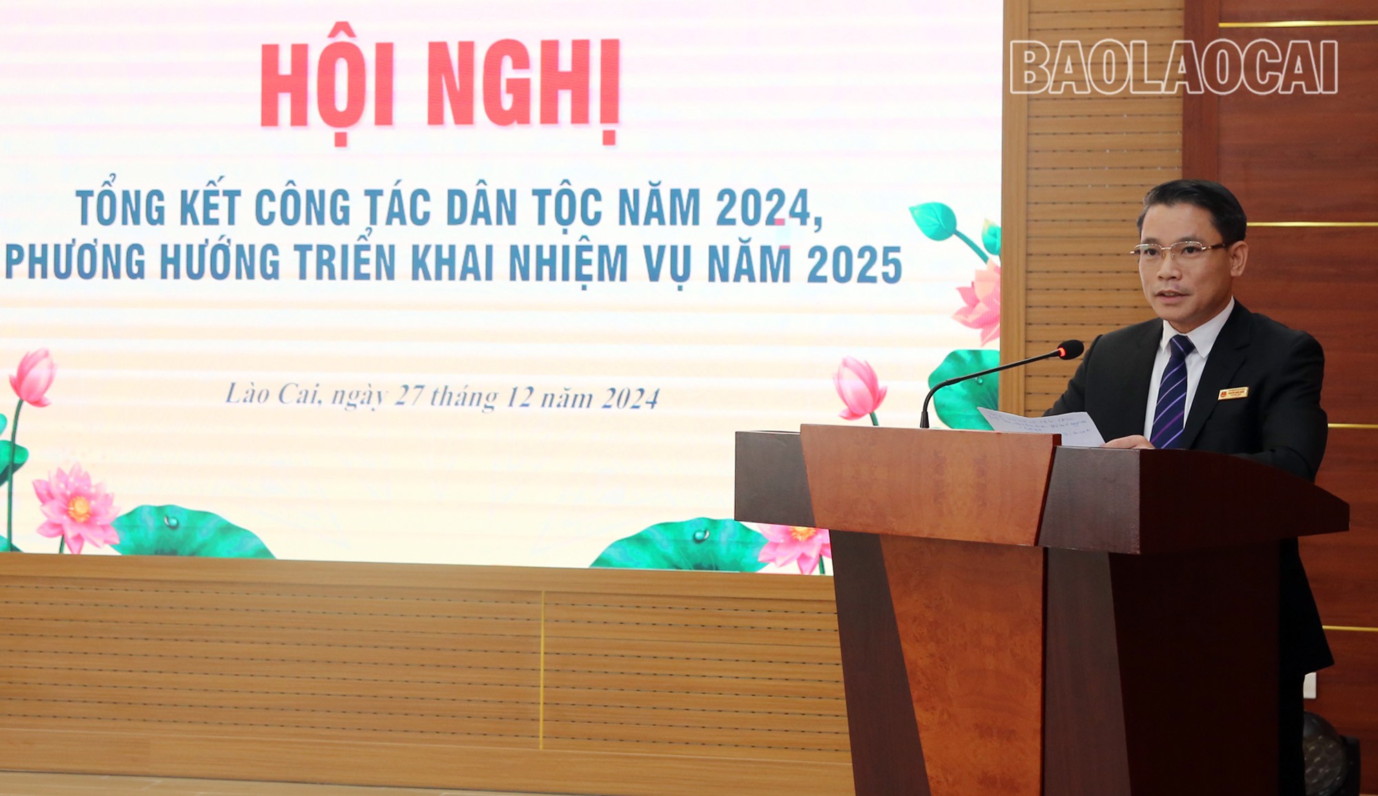 Đồng chí Nguyễn Xuân Nhẫn, Trưởng Ban Dân tộc tỉnh báo cáo kết quả tại hội nghị. bdt1-2.jpg