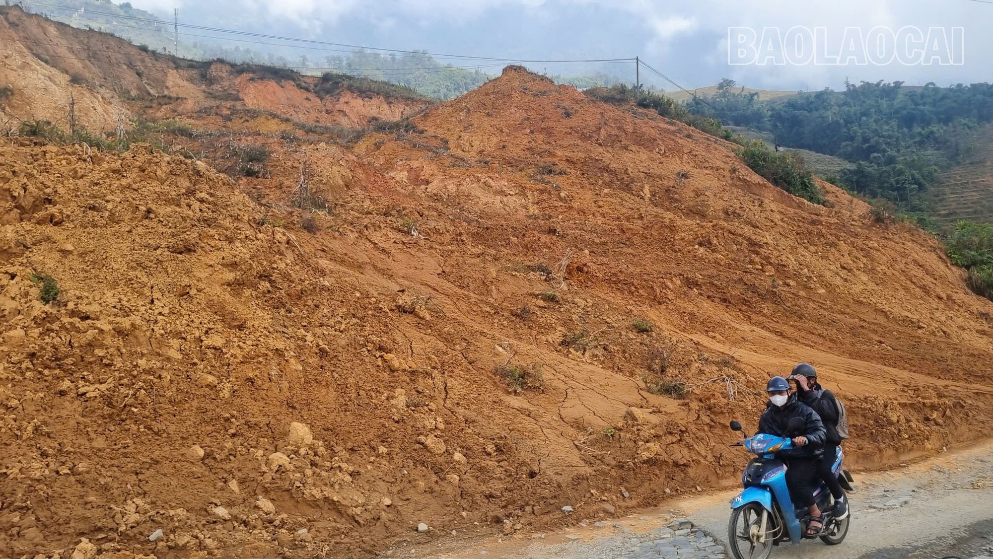 İl Halk Komitesi, 152 Nolu İl Yolu'ndaki heyelanların tamamen giderilmesi için bir projenin kurulmasına izin verdi. a1-3.jpg
