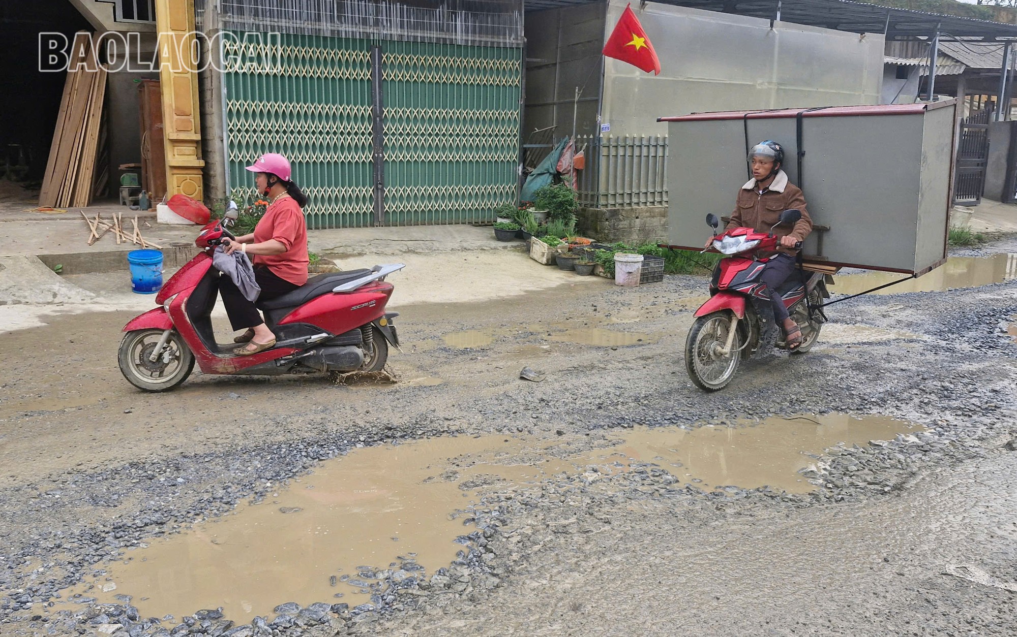 Người điều khiển mô tô đi lại khó khăn khi qua đoạn đường "cửa ngõ" dẫn vào trung tâm huyện Bắc Hà. a33.jpg