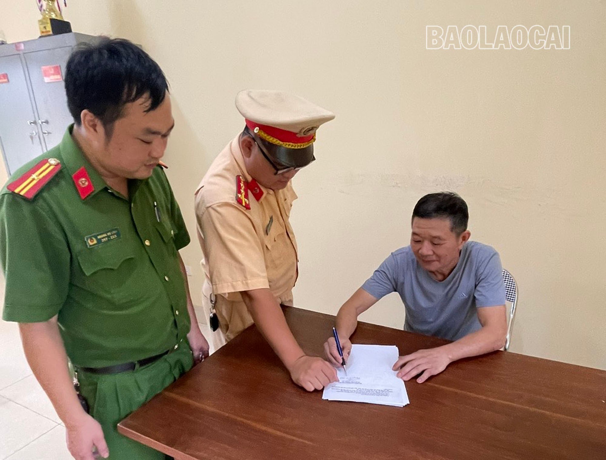 Tuyên truyền, ký cam kết với người điều khiển, chủ phương tiện thủy tại xã Phố Lu. a1a.jpg