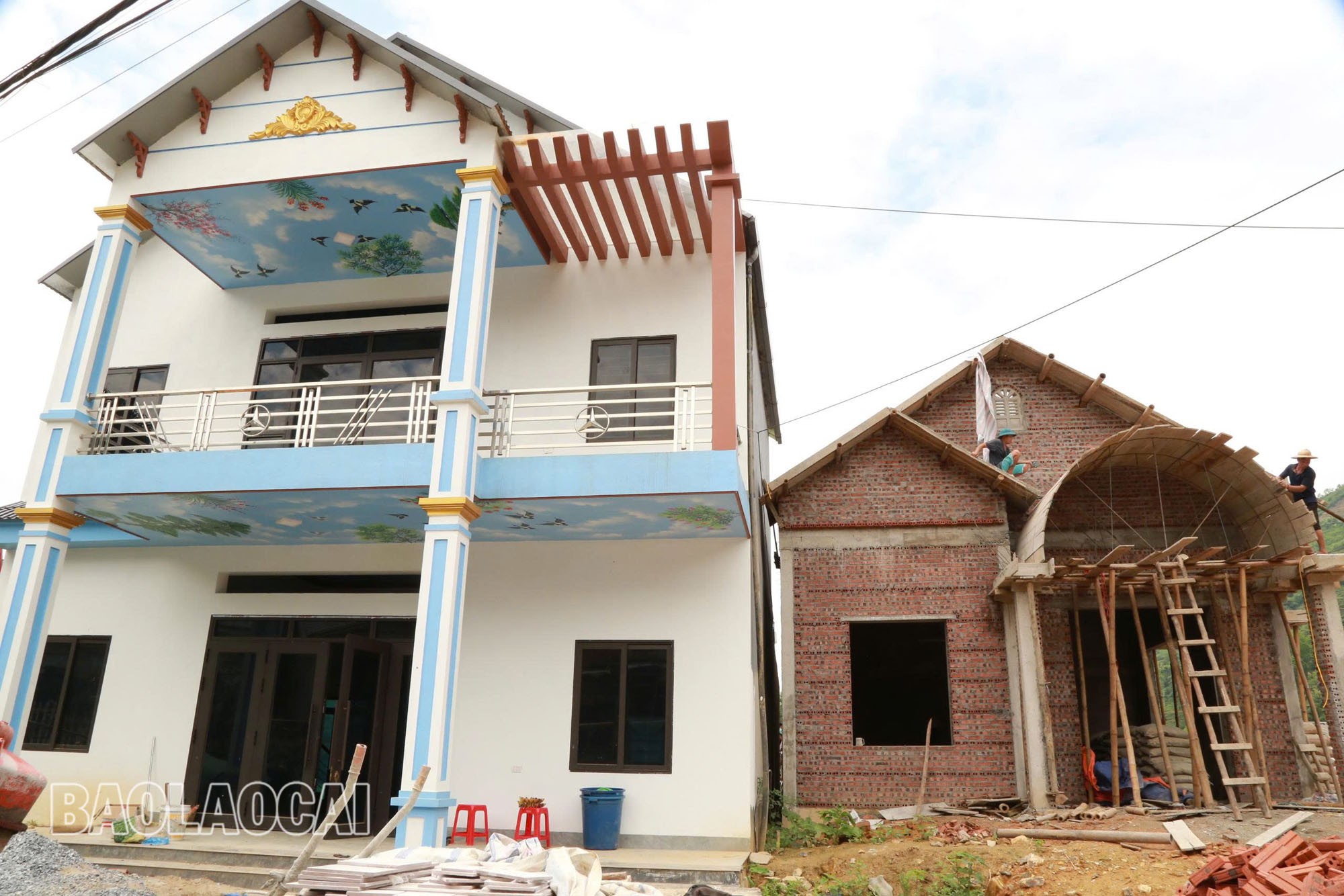 Những ngôi nhà khang trang, kiên cố "mọc" lên ngày càng nhiều giữa lòng bản Sinh. Hiện, toàn bản chỉ còn 1 hộ chưa có nhà kiên cố đáp ứng tiêu chí "3 cứng". bs-2.jpg