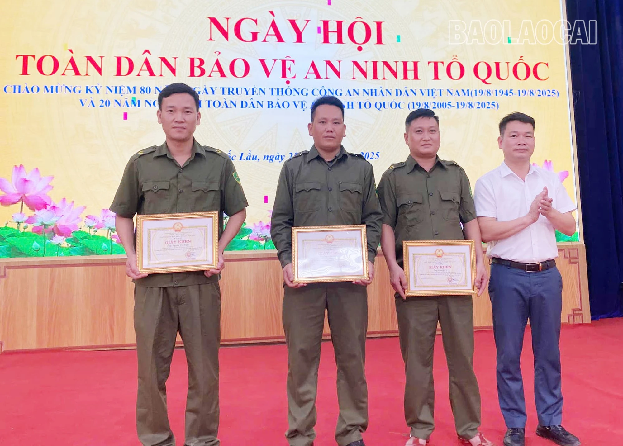 Lãnh đạo xã tặng giấy khen cho 3 cá nhân có thành tích xuất sắc trong Phong trào toàn dân bảo vệ an ninh Tổ quốc.