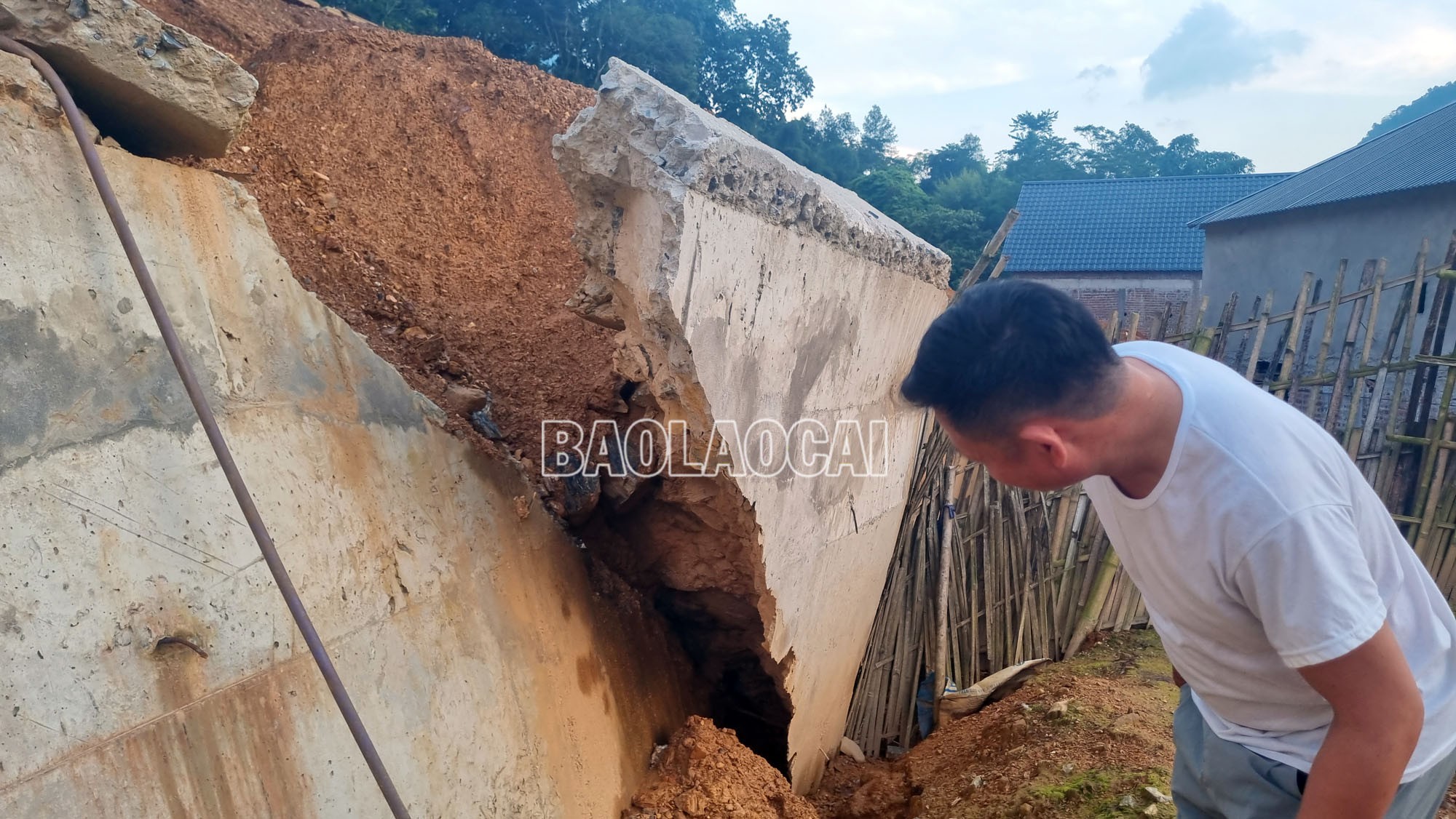Người dân thôn Na Hạ băn khoăn về chất lượng công trình. Người dân thôn Na Hạ băn khoăn về chất lượng công trình.