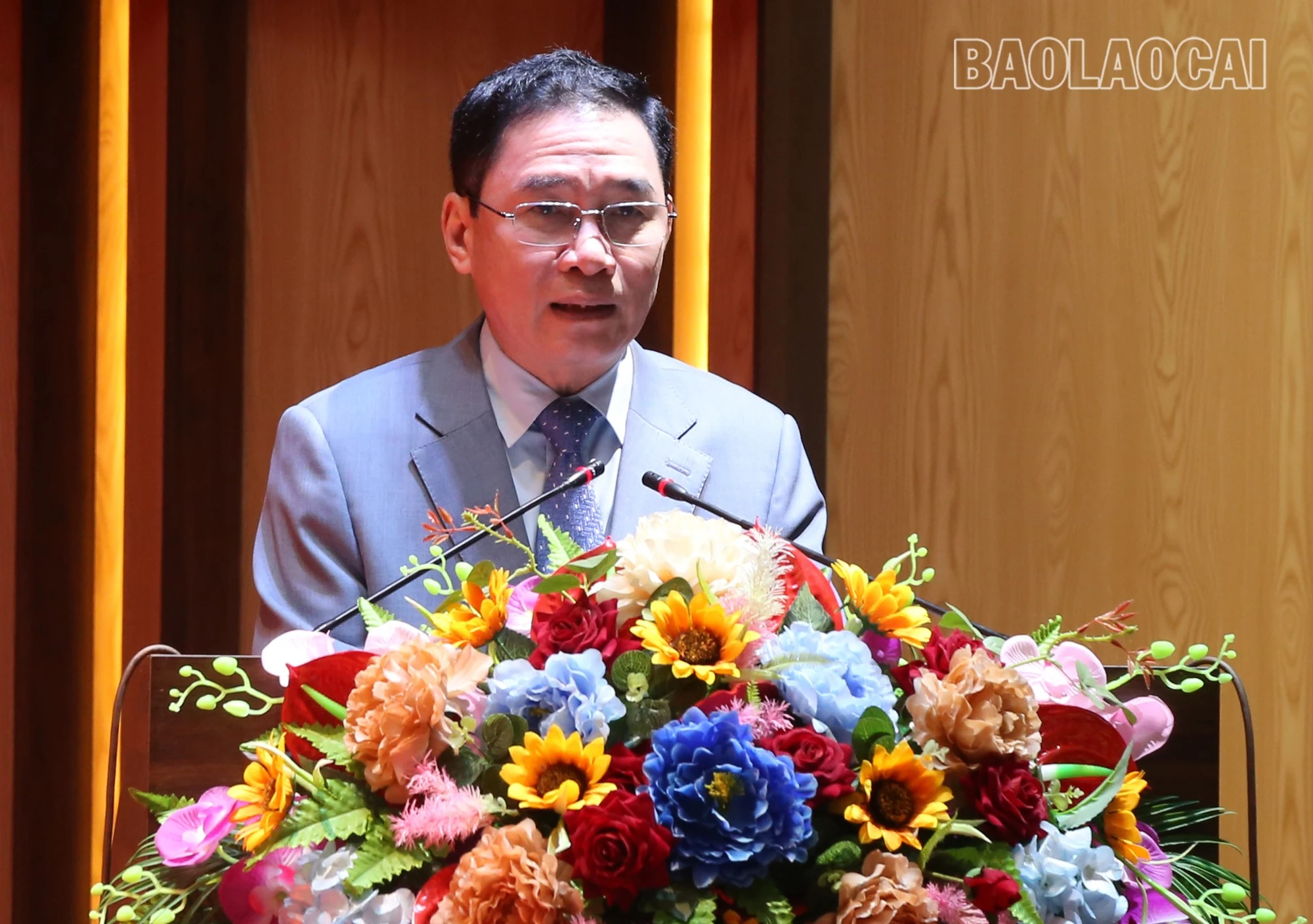 Đồng chí Nguyễn Anh Chuyên, Bí thư Huyện ủy Văn Bàn phát biểu tại hội nghị.