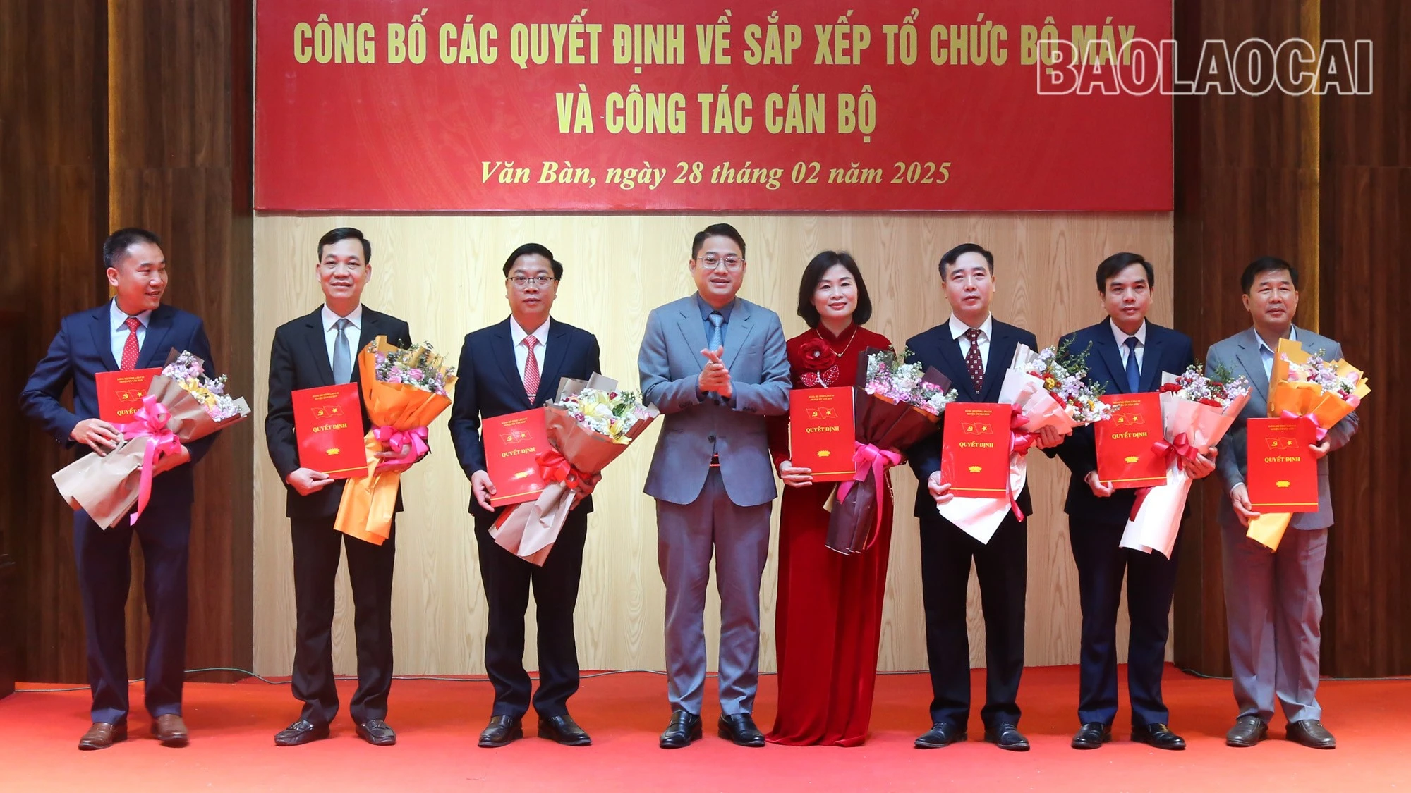 Đồng chí Ngô Hoài Linh, Phó Bí thư Huyện ủy, Chủ tịch UBND huyện Văn Bàn trao quyết định bổ nhiệm và tặng hoa chúc mừng các đồng chí nhận nhiệm vụ mới.