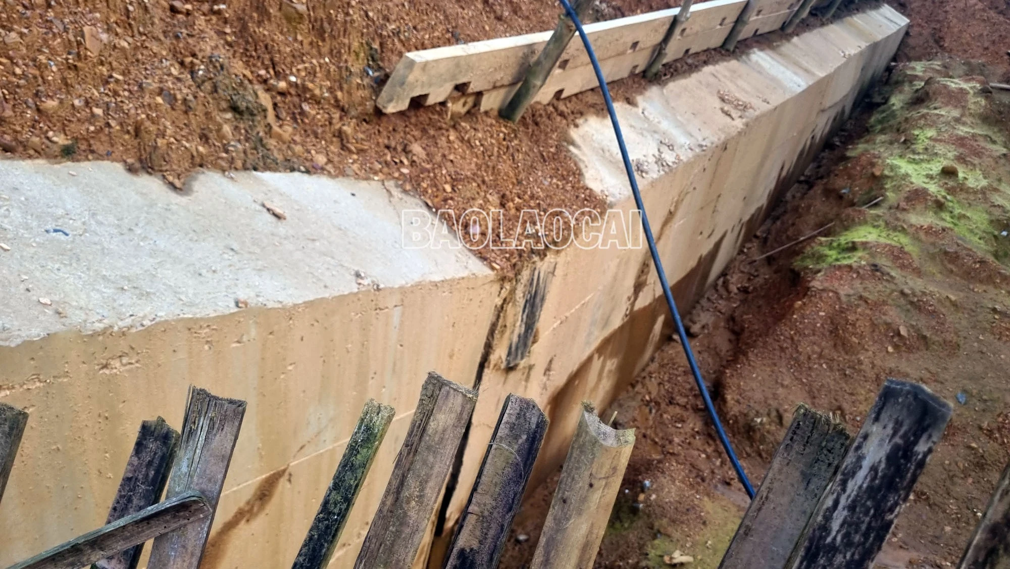 Phần kè với 70% đá hộc và 30% bê tông mác 150 bị gãy.