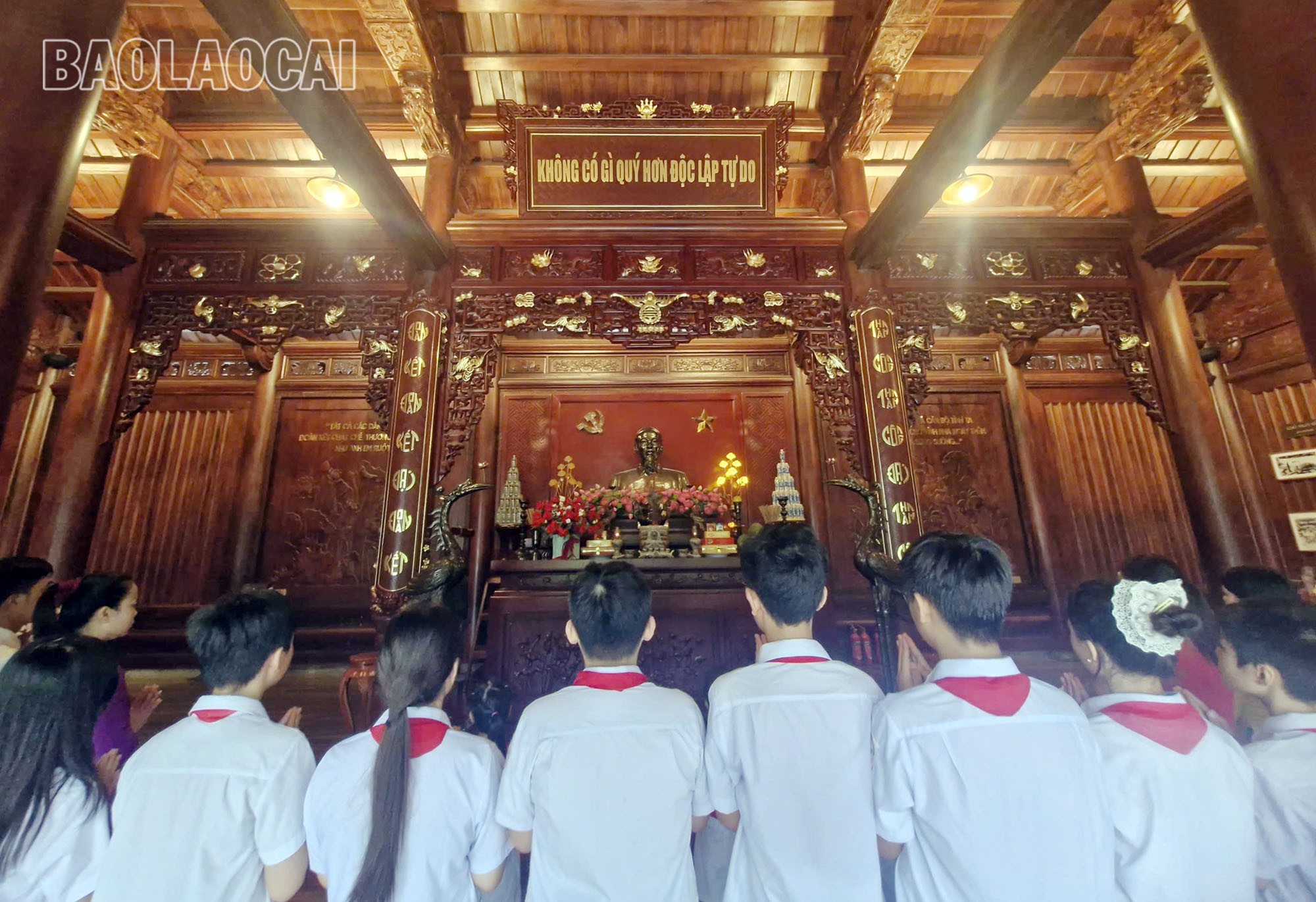 Cô và trò các nhà trường trên địa bàn phường Lào Cai dâng hương tại Nhà lưu niệm Chủ tịch Hồ Chí Minh, phường Lào Cai. a3.jpg