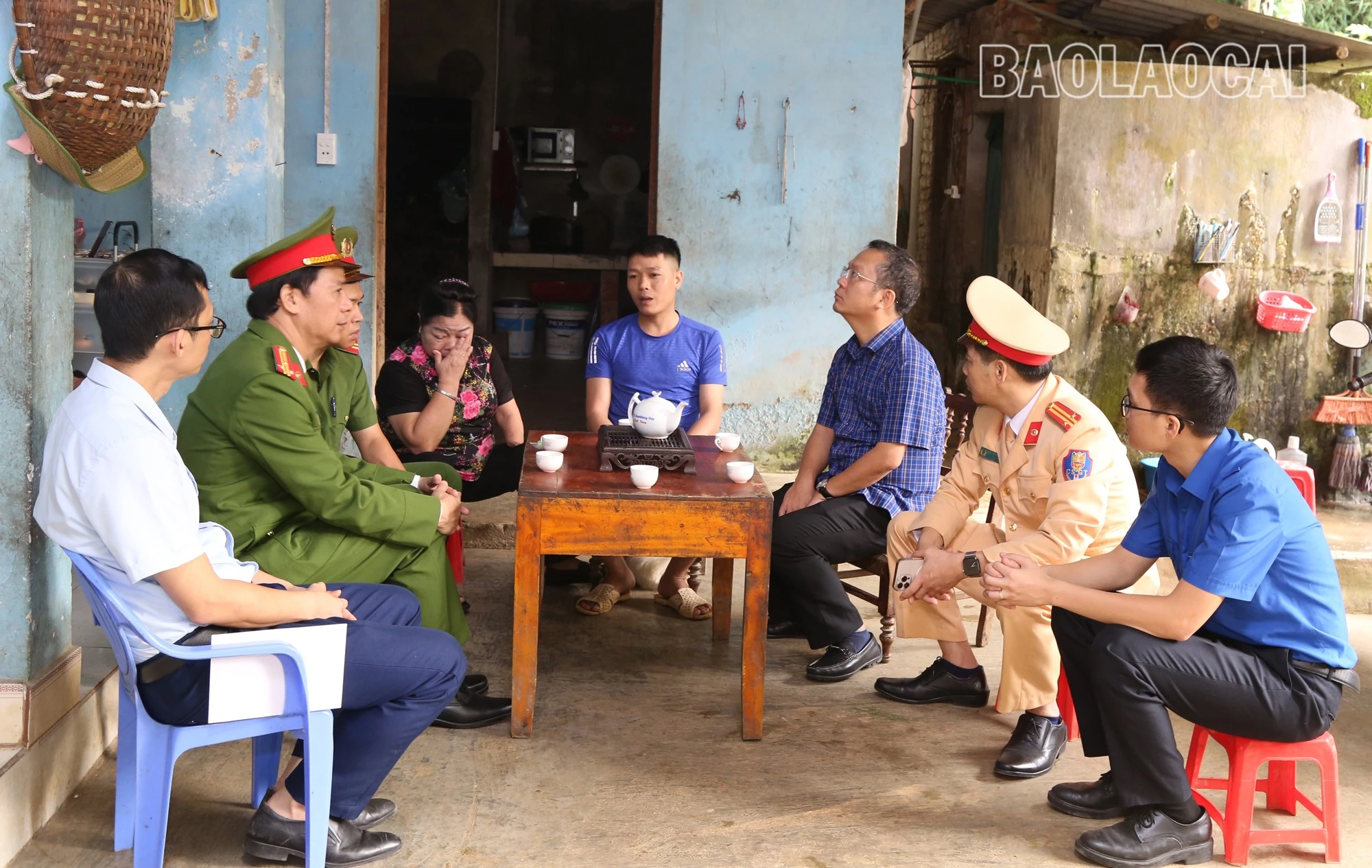Các đồng chí thành viên Ban An toàn giao thông tỉnh, Ban An toàn giao thông thành phố Lào Cai thăm hỏi, động viên và trao quà cho thân nhân nạn nhân Lý Ngọc T.