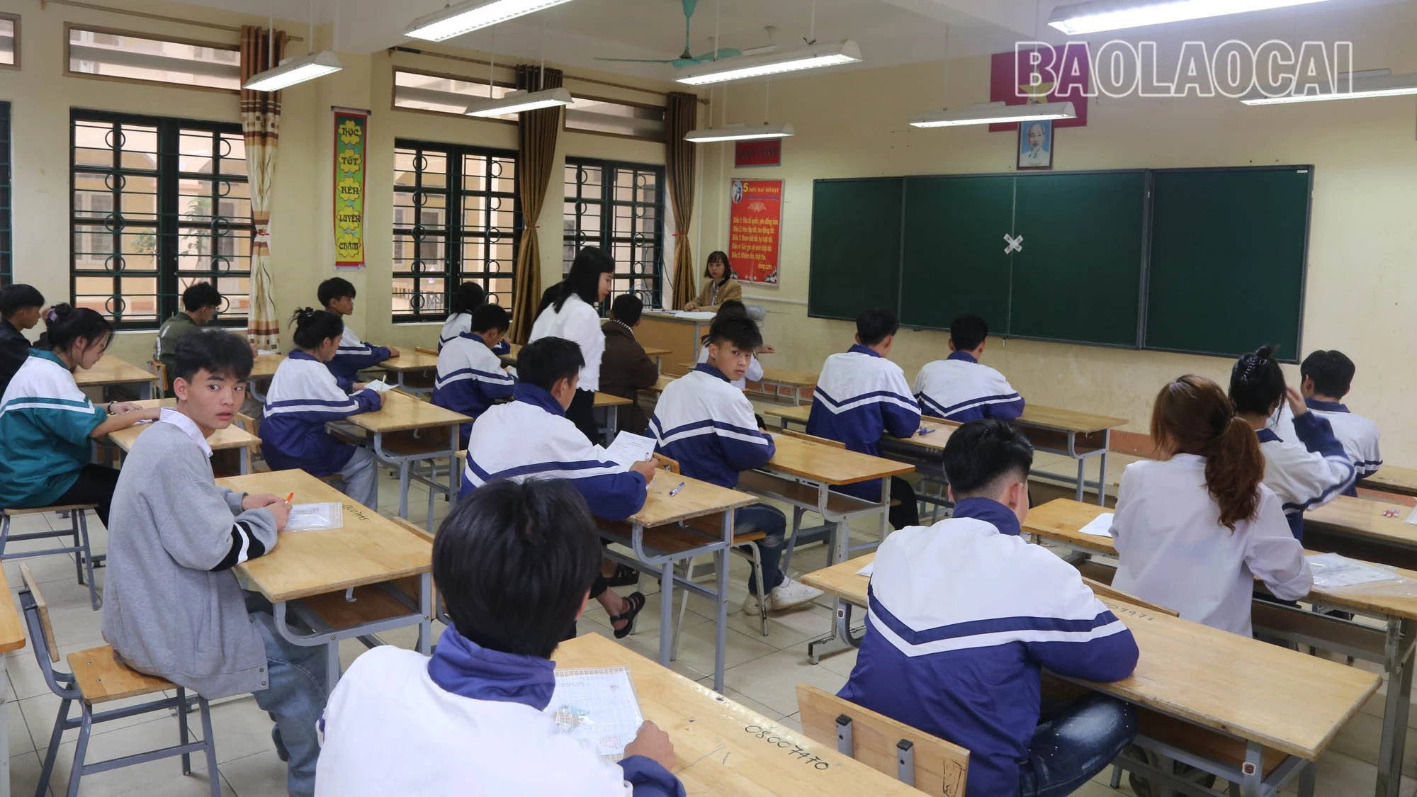 Thí sinh làm thủ tục vào phòng thi môn Ngữ văn.