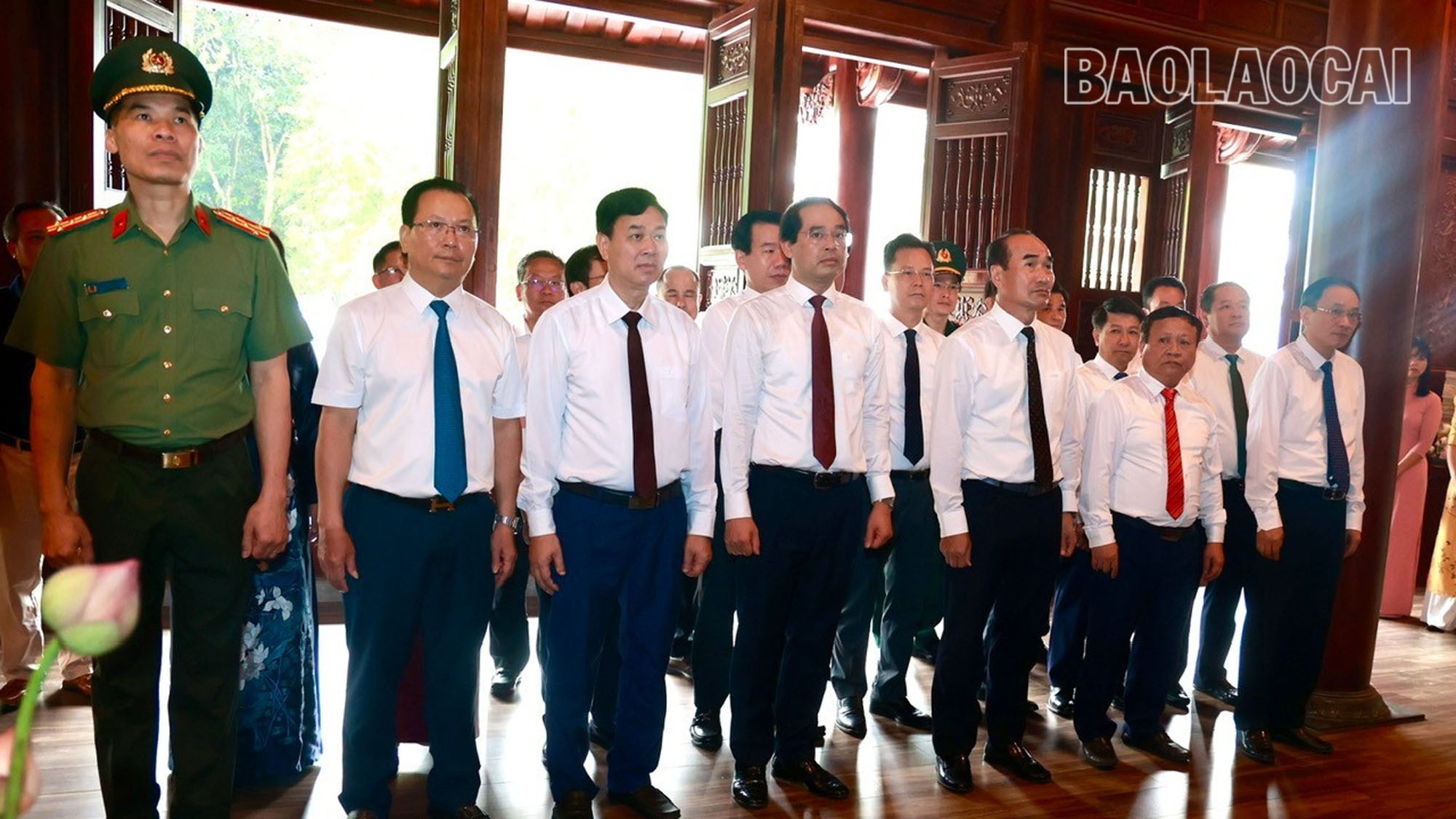 Các đồng chí lãnh đạo, nguyên lãnh đạo tỉnh Lào Cai dâng hương tại Nhà lưu niệm Chủ tịch Hồ Chí Minh, phường Lào Cai. Ảnh: Ngọc Bằng a10.jpg
