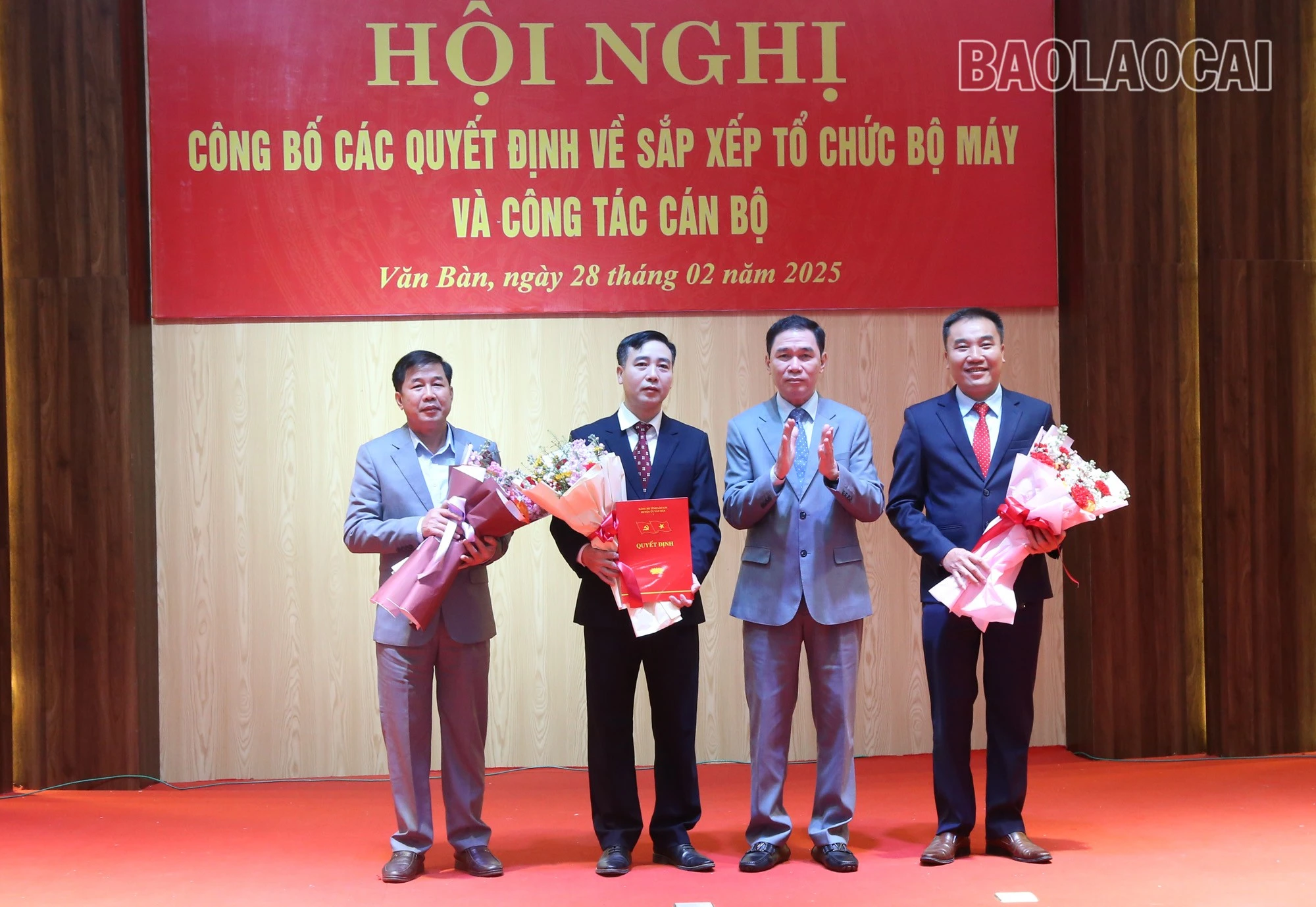 Đồng chí Nguyễn Anh Chuyên, Bí thư Huyện ủy Văn Bàn trao quyết định bổ nhiệm và tặng hoa chúc mừng các đồng chí nhận nhiệm vụ mới.