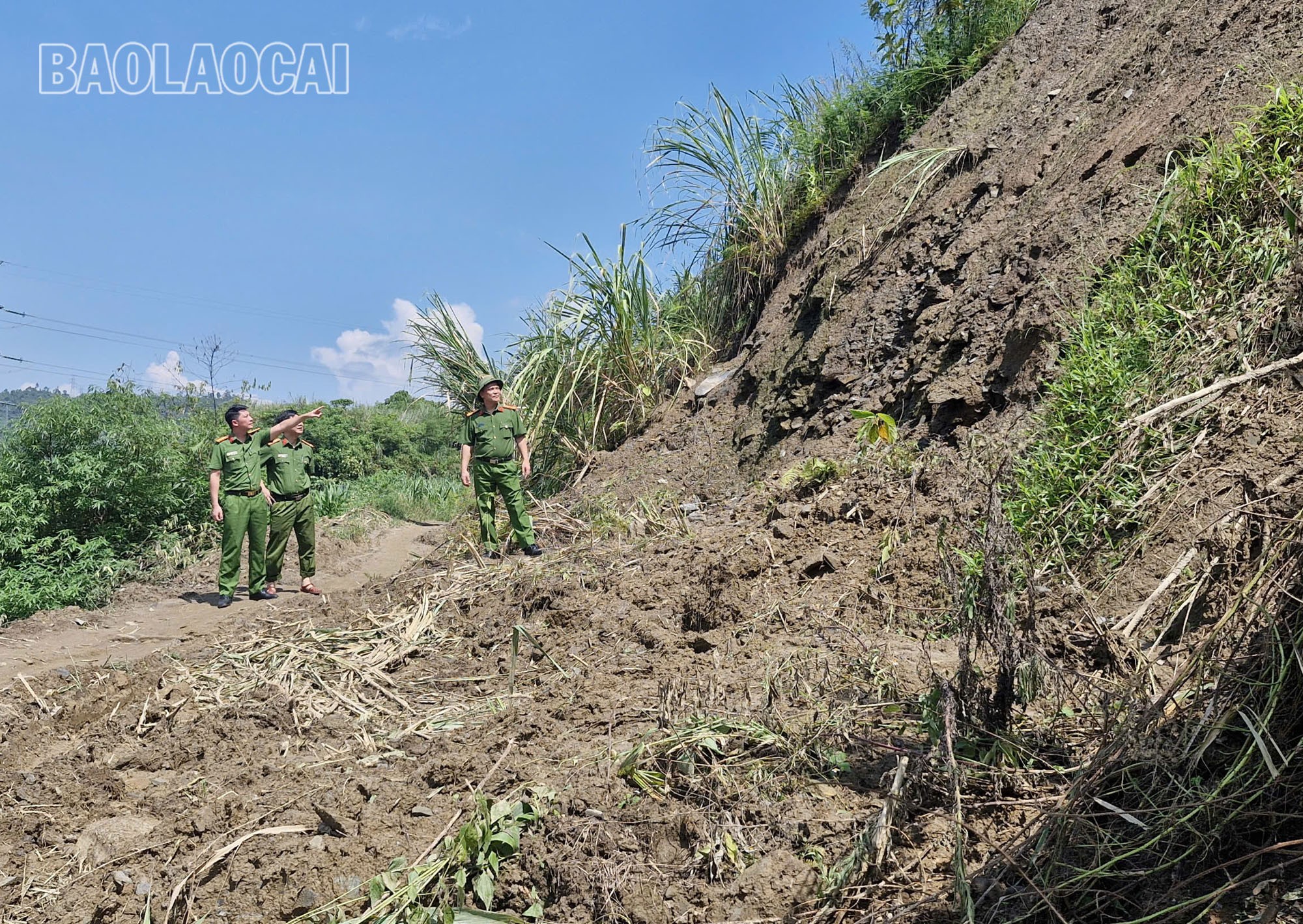 Công an phường, cảnh sát khu vực cùng với tổ trưởng tổ dân phố đã trực tiếp kiểm tra khu vực có nguy cơ sạt lở tại tổ dân phố 17 Nam Cường. cd1-16.jpg