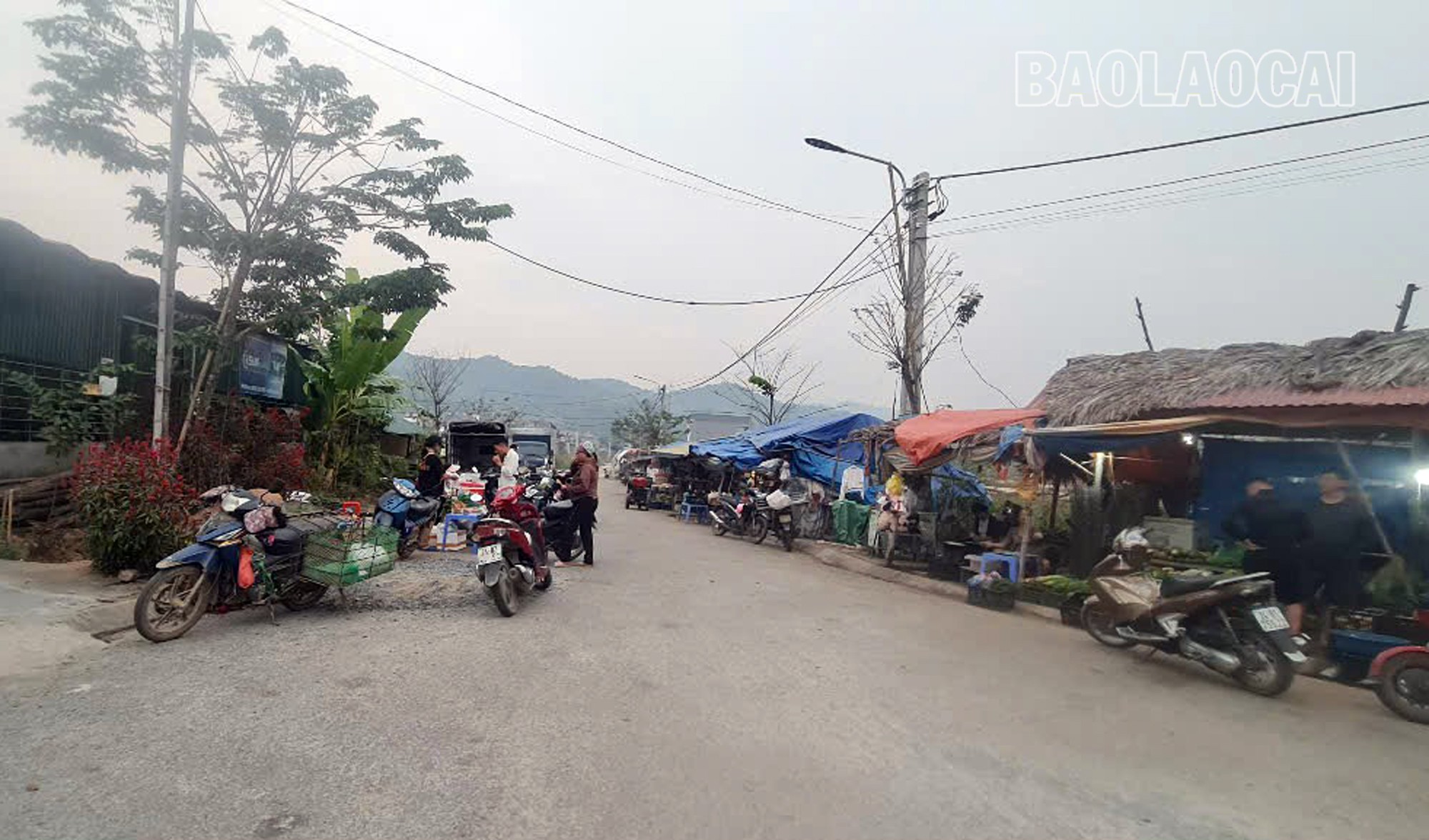 Việc trao đổi hàng hóa ngoài đường, gây mất mỹ quan, tiềm ẩn nguy cơ mất an toàn giao thông. cho-chuan-1.jpg