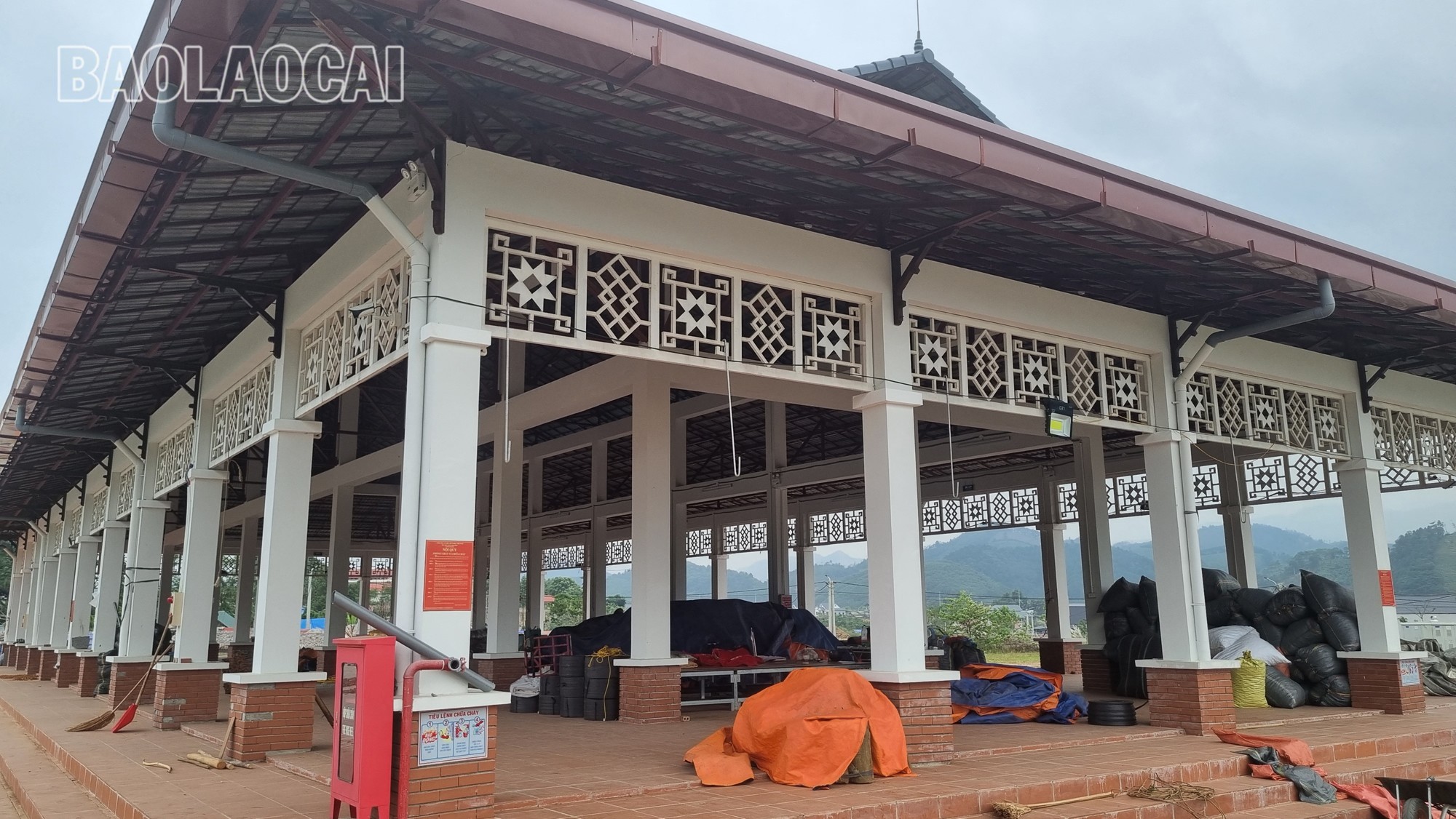 Chợ Cam Cọn biến thành xưởng sơ chế vỏ quế. cho-chuan-11.jpg