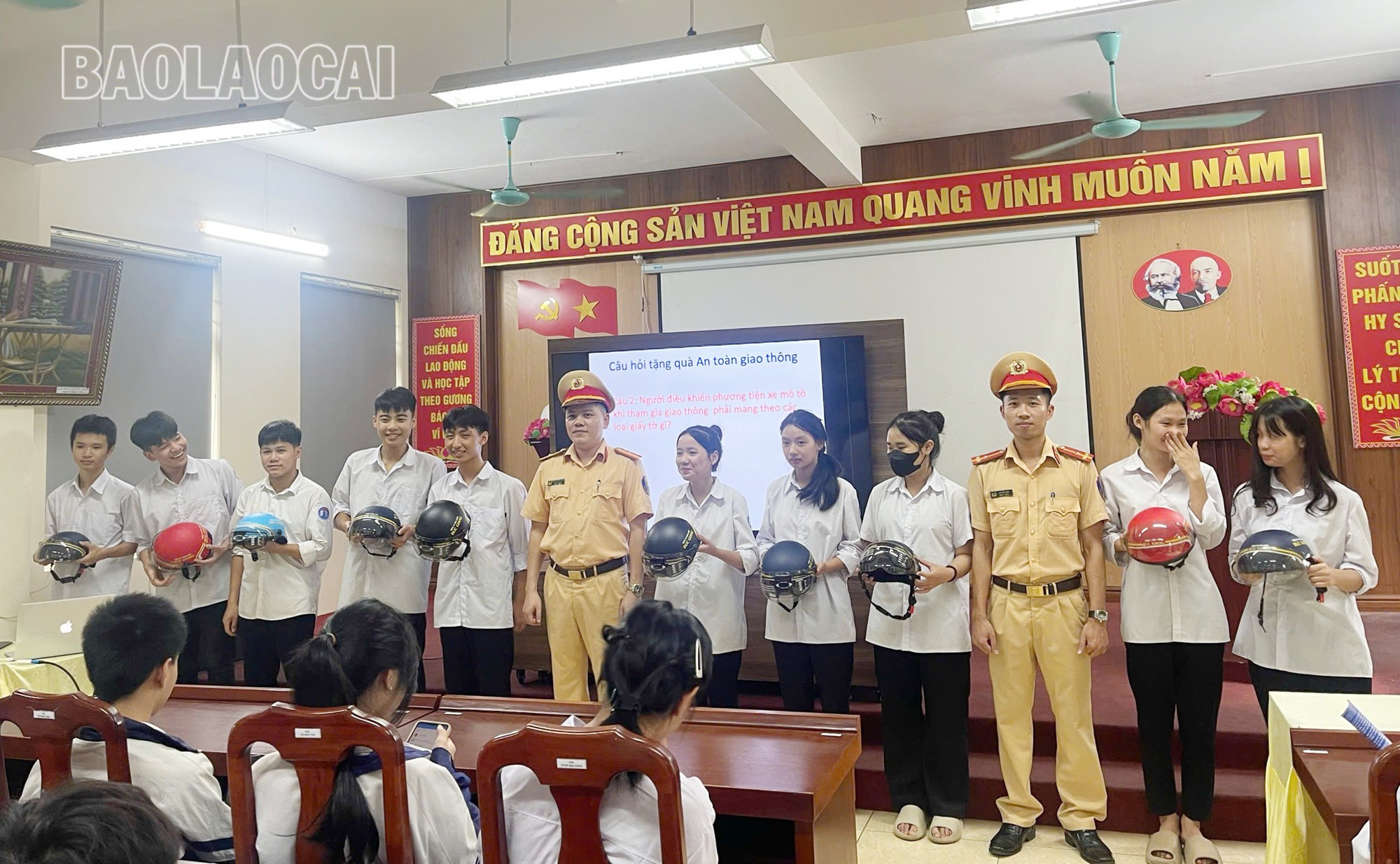 Ngoài việc tuyên truyền, phổ biến giáo dục về trật tự, an toàn giao thông, Đội Cảnh sát giao thông - trật tự, Công an huyện Bảo Thắng còn tặng 10 mũ bảo hiểm trong mỗi buổi học. a4-125.jpg