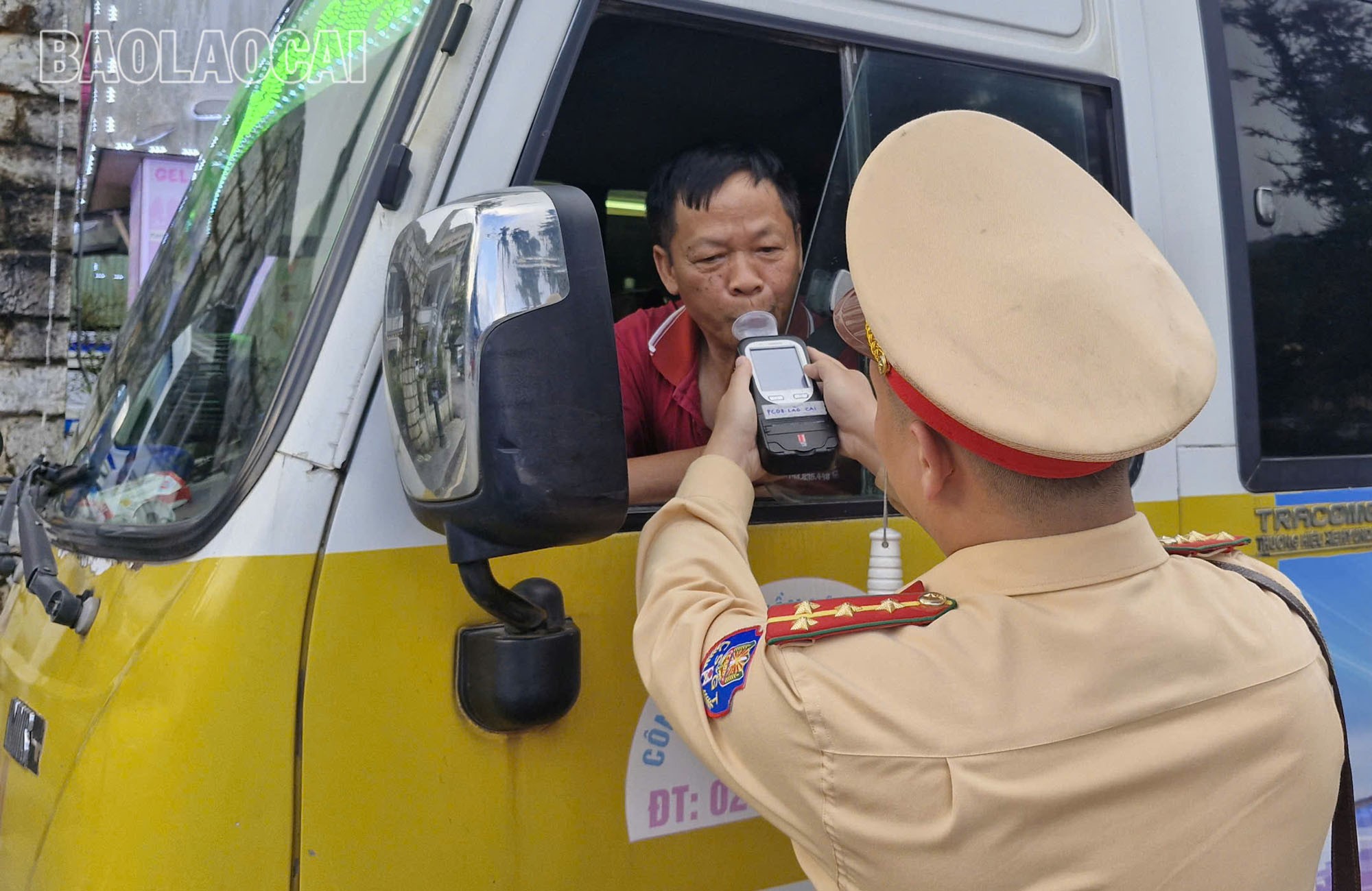 Bên cạnh việc tuyên truyền, nhắc nhở, lực lượng cảnh sát giao thông cũng tăng cường công tác kiểm tra, xử lý, góp phần đảm bảo trật tự, an toàn giao thông tại Khu du lịch Quốc gia Sa Pa. sp1-5.jpg