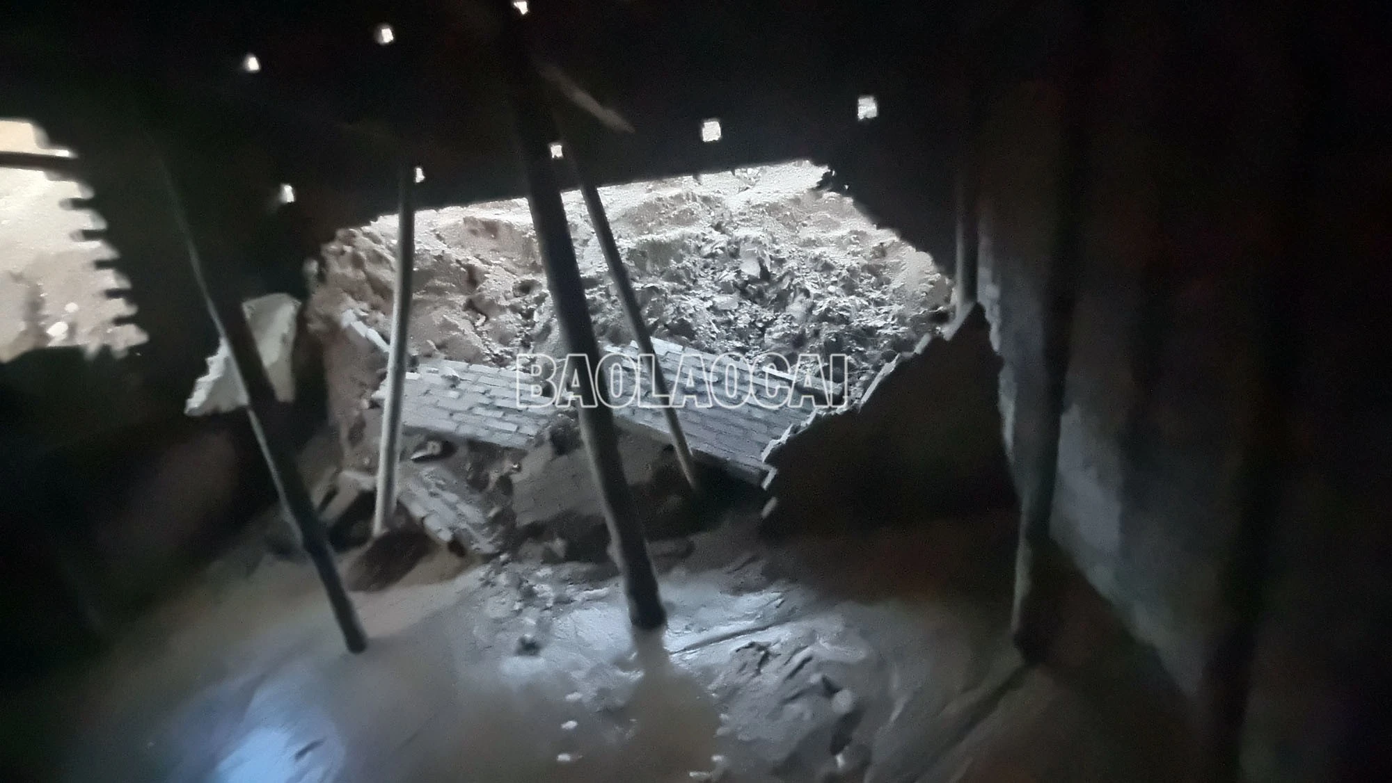 Những ngôi nhà của người dân thôn Na Hạ đang xây dựng bị đất, đá sạt làm đổ tường.