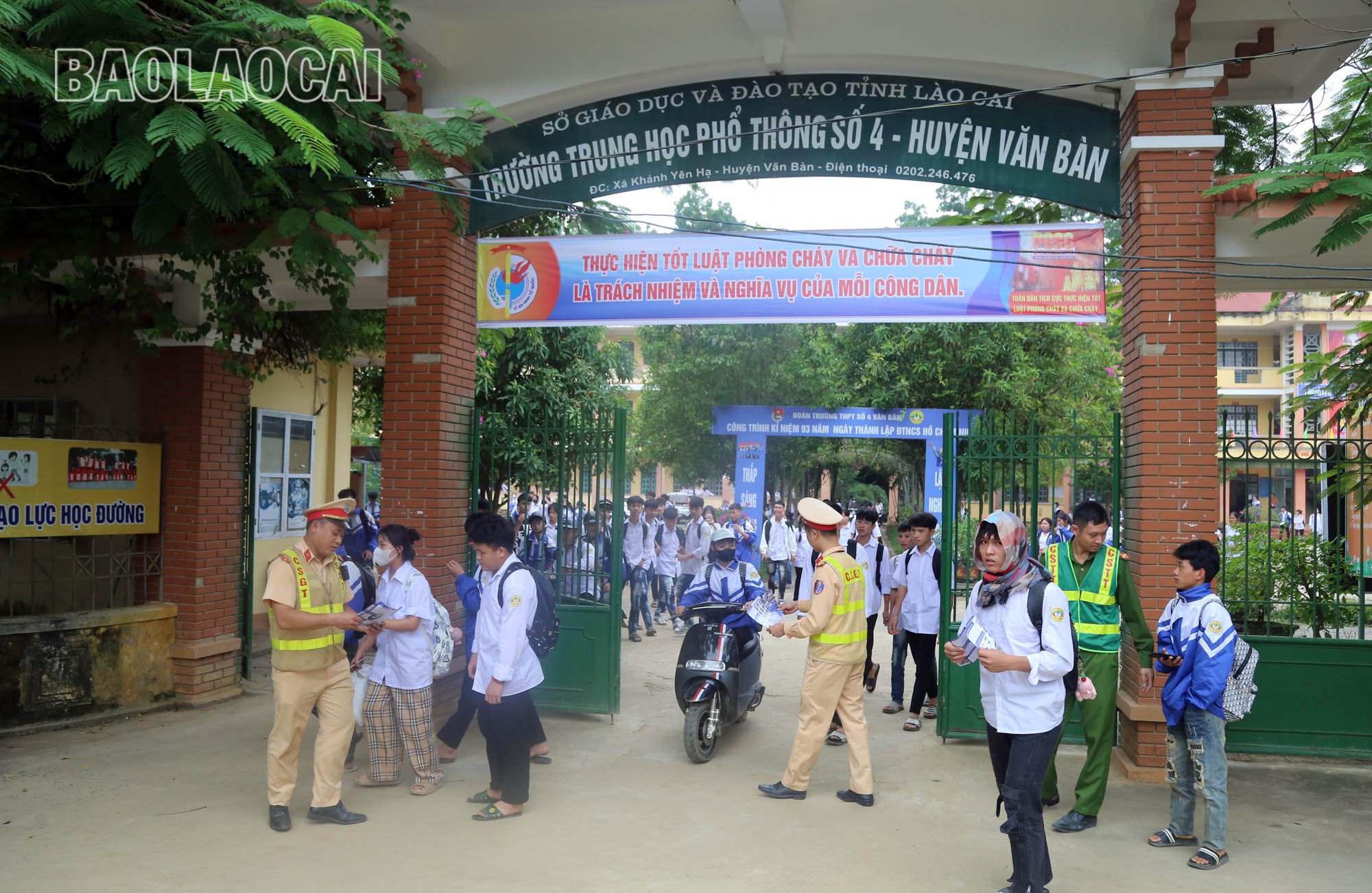 Lực lượng cảnh sát giao thông tuyên truyền, hướng dẫn học sinh tham gia giao thông an toàn. a1-6-1350.jpg