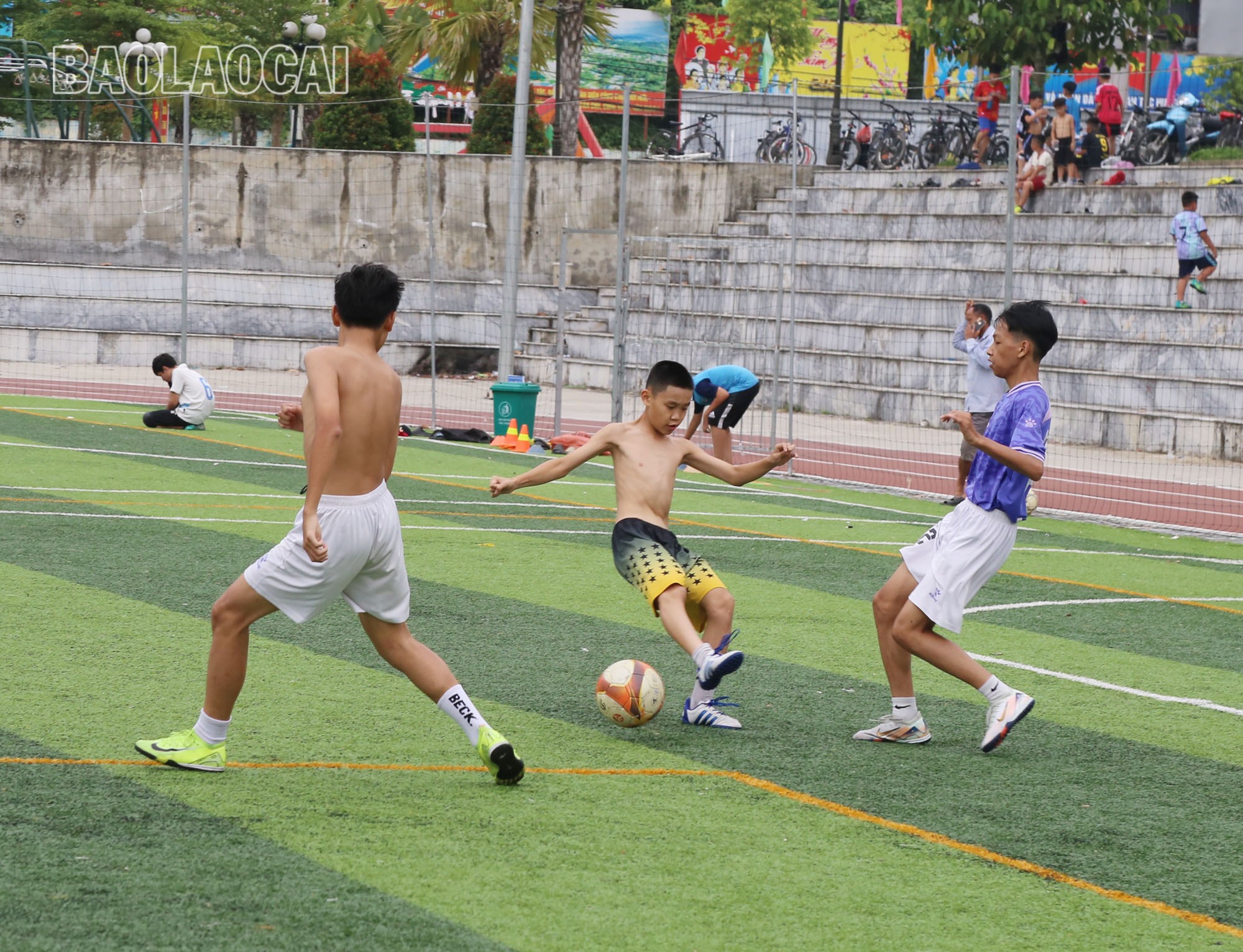 Môn bóng đá thu hút giới trẻ ở Bảo Yên. a1-12.jpg