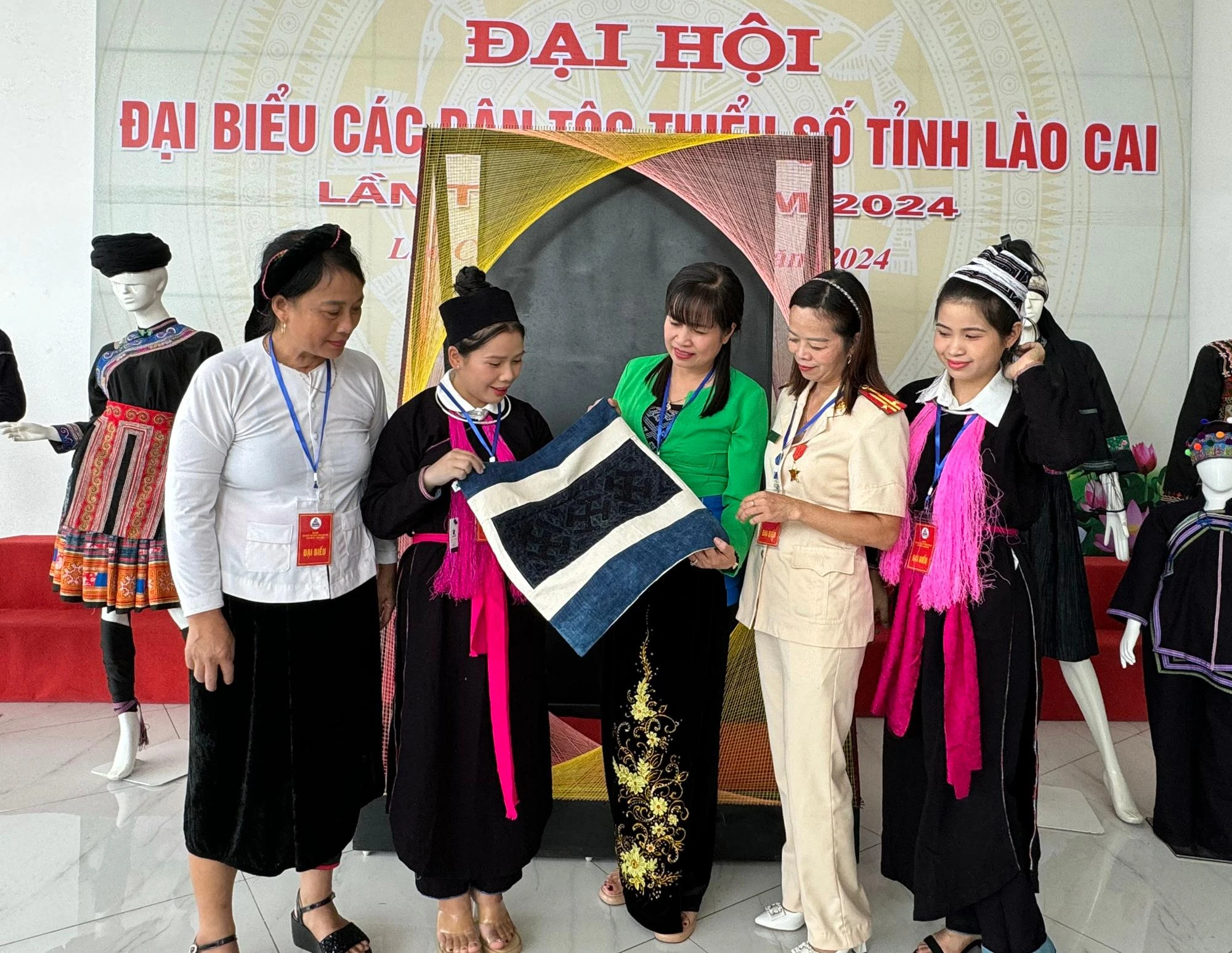 Các sản phẩm thổ cẩm đặc sắc được làm từ đôi bàn tay khéo léo của đồng bào các dân tộc Lào Cai.