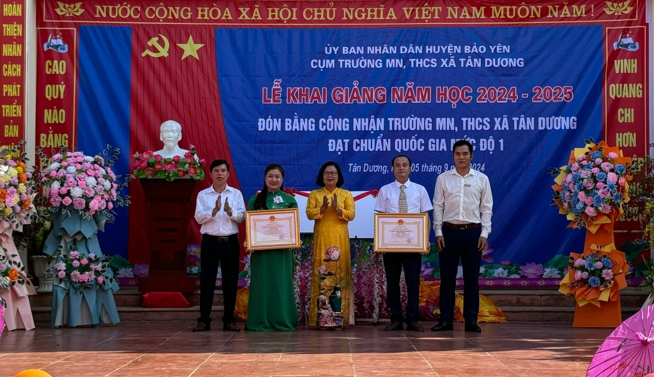 Trao Bằng công nhận trường đạt chuẩn quốc gia mức độ 1 cho các nhà trường.