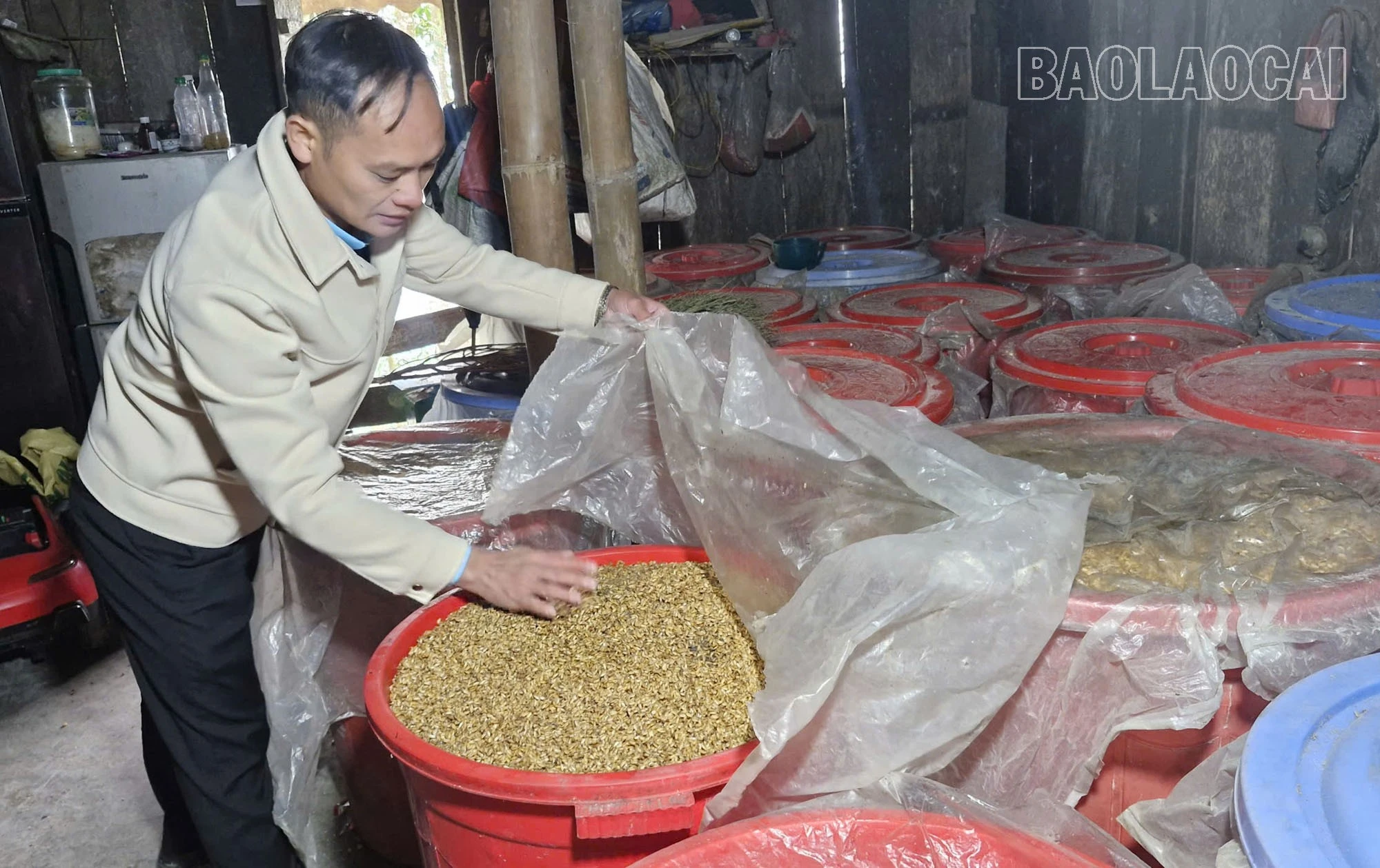 Nghề nấu rượu San Lùng đã mang lại thu nhập ổn định cho người dân địa phương.