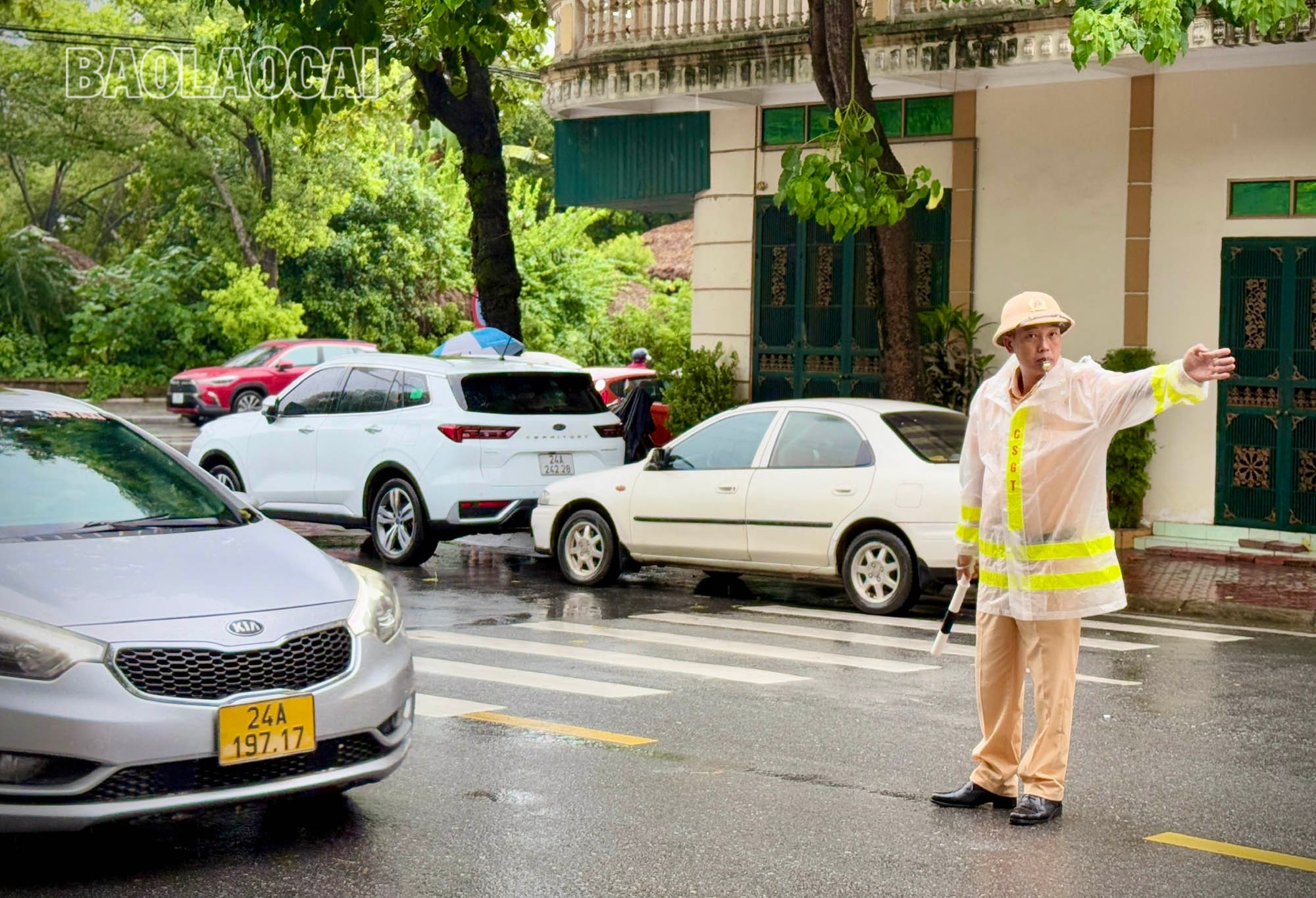 Trong khi đó, lực lượng cảnh sát giao thông thực hiện nhiệm vụ điều tiết giao thông, phân luồng, hướng dẫn các phương tiện lưu thông thuận tiện, tránh ùn tắc, đặc biệt vào giờ cao điểm đưa - đón thí sinh. a-8.jpg