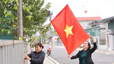 Người dân tổ dân phố 17 trang hoàng tuyến đường mới đón xuân.