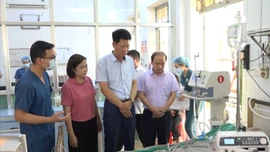 Phó Chủ tịch Thường trực UBND tỉnh Nguyễn Thế Phước thăm, động viên các gia đình nạn nhân vụ sập tường do vỡ bể chứa nước ở xã Gia Hội 