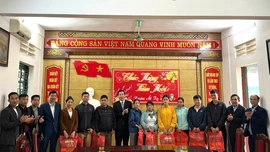 Trưởng Ban Tuyên giáo Tỉnh ủy Dương Đức Huy tặng quà các hộ có hoàn cảnh khó khăn tại xã Nghĩa Đô