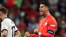 Ronaldo lập kỷ lục khi đưa Bồ Đào Nha vào chung kết