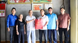 Lãnh đạo huyện Bát Xát thăm, tặng quà gia đình chính sách nhân ngày Thương binh - Liệt sĩ 27/7