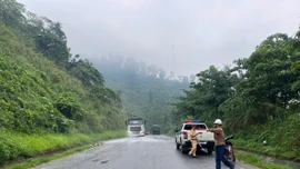 Xử lý vết dầu loang đảm bảo an toàn giao thông tại Km52+50m Tỉnh lộ 152 