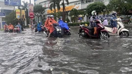 Bão số 1 giật cấp 10 và tiếp tục tăng lên cấp 13 trên Biển Đông
