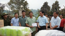 Trao hỗ trợ cho hộ bị hỏa hoạn ở Văn Bàn