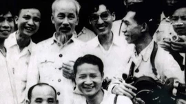Bài 2 - Thư ký thời đại trung thành trong dặm dài lịch sử