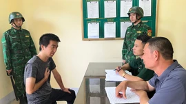 Bắt đối tượng người nước ngoài lưu hành 18.500 Nhân dân tệ giả